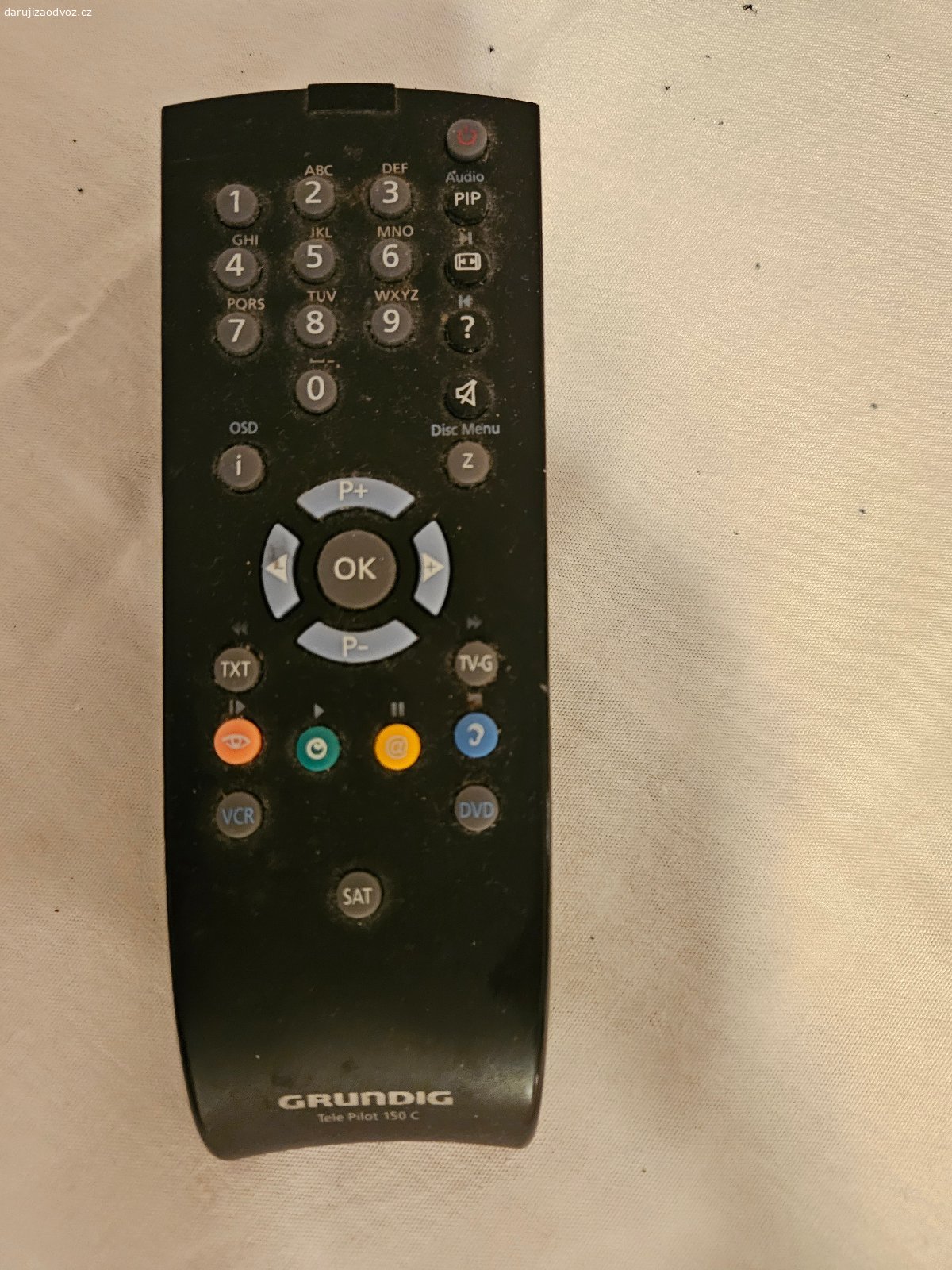 CRT televizor Grundig ST 70-2103/8. Daruji za odvoz plně funkční klasický televizor. V provozu cca 20 let. Set-top-box přidám k TV. Po zapojení ihned k použití.
Popis dle Google AI:
Grundig ST 70-2103/8 (často označovaný jako Grundig Elegance 70 ST 70-2103/8 Dolby) je klasický CRT televizor (s obrazovkou typu cathode-ray tube) postavený na podvozkovém šasi CUC2130.
Základní informace a technické detaily:
• Typ zařízení: Analogový barevný televizor s úhlopříčkou 70 cm (28 palců)
• Šasi (podvozek): Grundig CUC2130
• Výbava: Dolby Surround audio, provedení VNA / Titane / Elegance 70