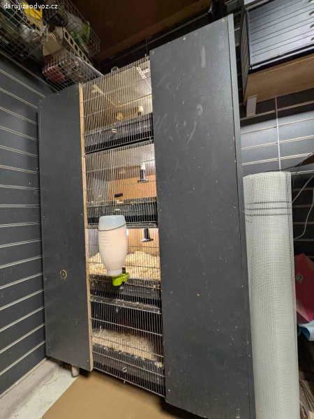 Čtyřpatrová klec na křepelky.