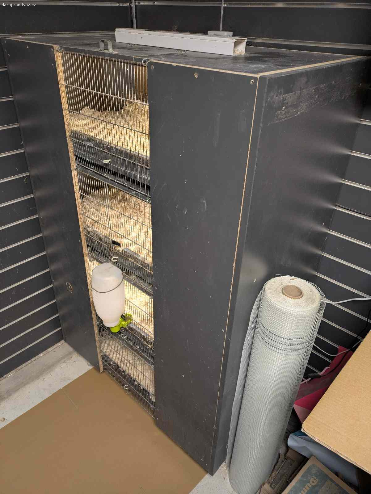 Čtyřpatrová klec na křepelky.. POUZE DNES 26.4. VEČER ODBĚR ZDARMA !

Nabízím čtyřpatrovou křepelčárnu, která byla využívána především pro odchov kuřat. Rozměry 103x60x156cm. Konstrukce je praktická a připravená k okamžitému použití.
Možnost rozdělení podle stáří nebo skupin (4 patra)
Elektrické rozvody  připraveno pro osvětlení i výhřev.
Možnost použití tepelných i klasických žárovek.
Snadná údržba a manipulace.
Vhodné pro začátečníky i pokročilé chovatele.
Klec je ideální jak pro odchov mladých křepelek, tak i pro jejich následný chov.
Stav: dobrý, plně funkční
Důvod prodeje: zvětšujeme chov a stavíme větší. Tuto nevyužijeme.
Osobní odběr: Sobíňov