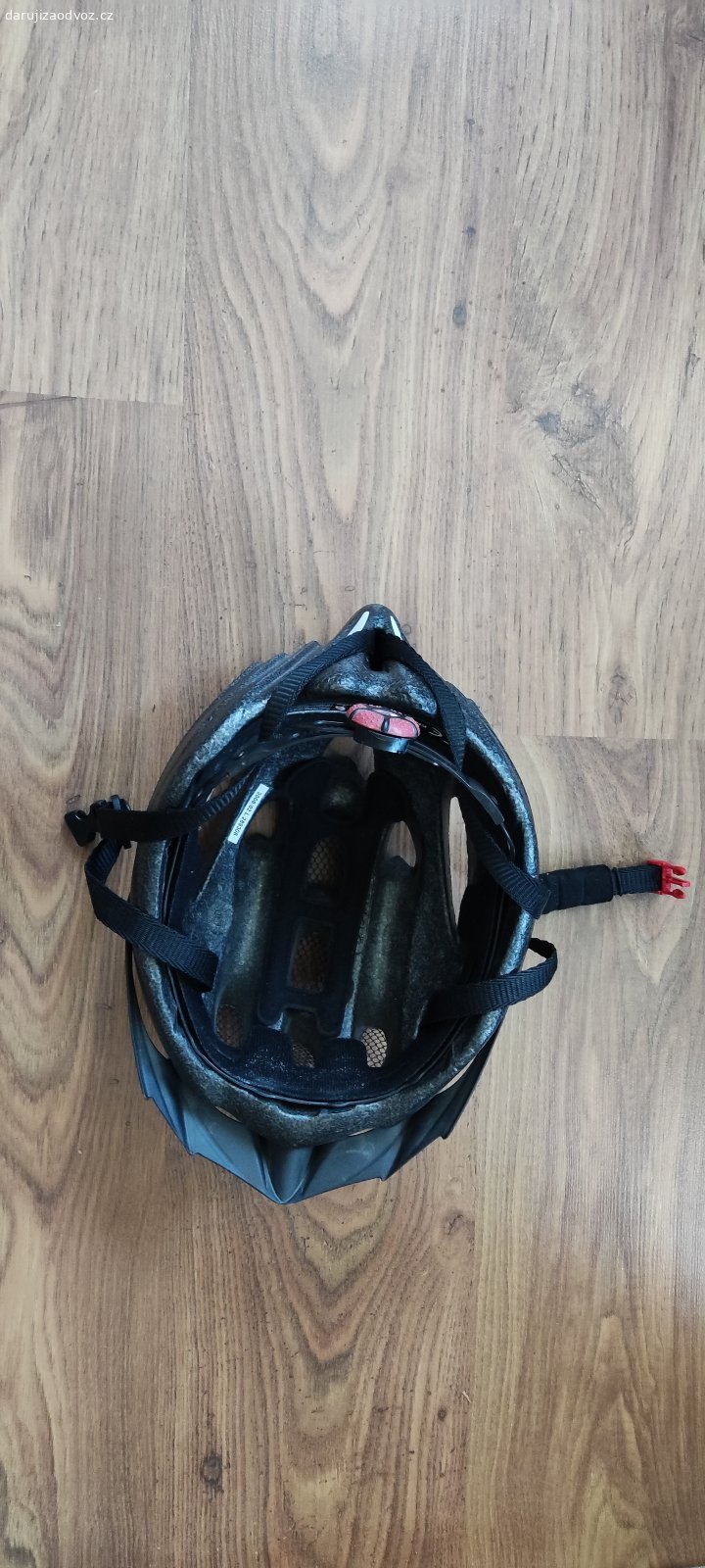 Cyklistická helma Limar 520, vel. 55-61 cm. Daruji helmu Limar 520, velikost 55-61. Starší, nebouraná, stále použitelná