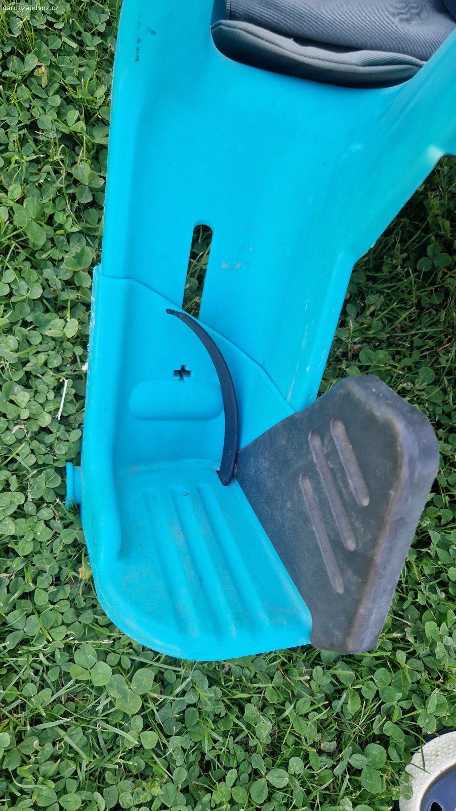 Cyklosedačka Römer. Daruji za odvoz dětskou cyklosedačku. Má utržený jeden pásek na fixaci nohy, ale půjde nahradit běžným páskem se stahovací sponou. 
Pouze osobní odběr v Plzni.