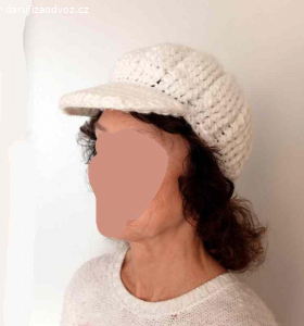 Dámská bílá pletená čepice s kšiltem