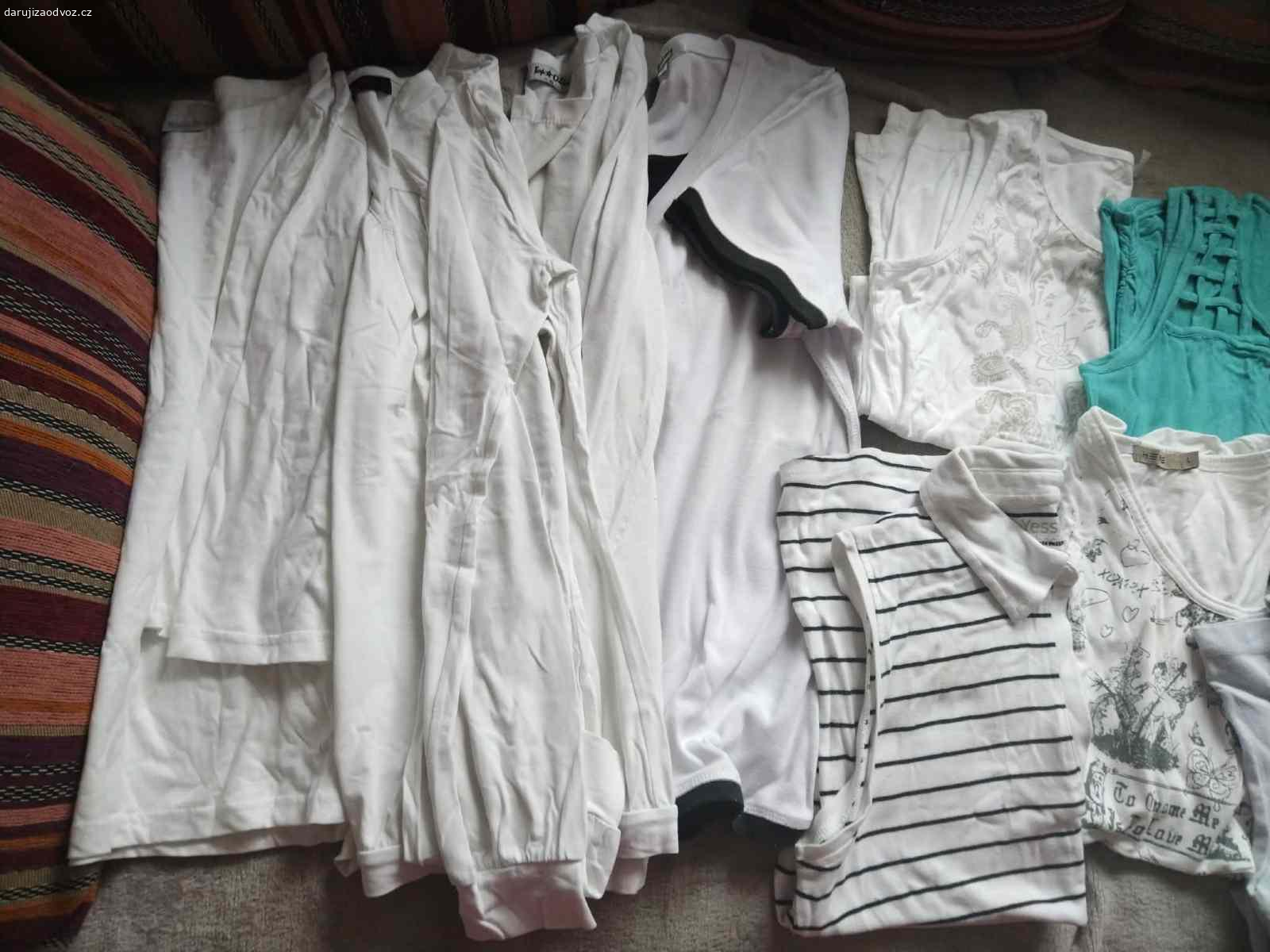Dámská bílá tílka, trička s dlouhým rukávem. Daruji (např. za kávu Nescafé - není podmínkou) několik kusů dámských triček, většinou bílá barva, bez rukávů, dále jedno s krátkým rukávem a tři bílá trička s dlouhým rukávem. Odvoz Praha 10-Strašnice