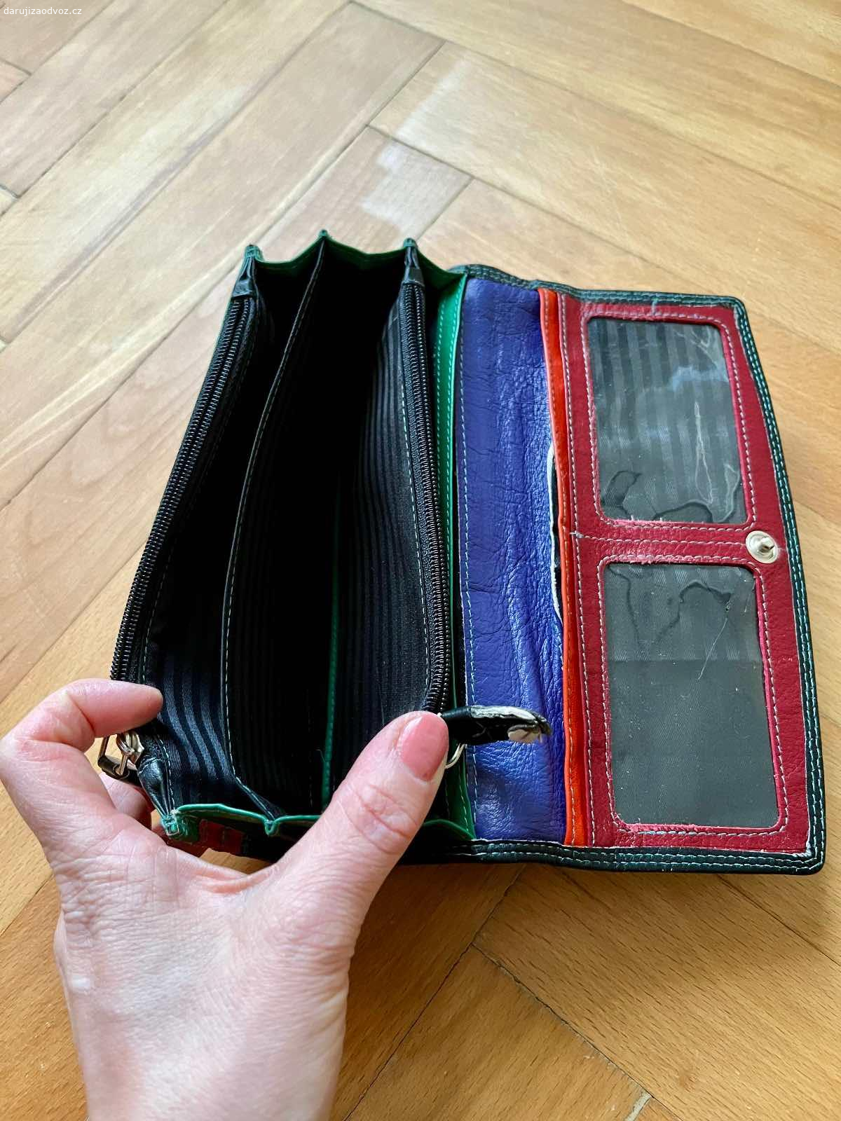 Dámská kožená peněženka. Daruji dámskou koženou peněženku, která nese stopy opotřebení. Veškeré zipy funkční, jen je prasklá fólie na fotografie.