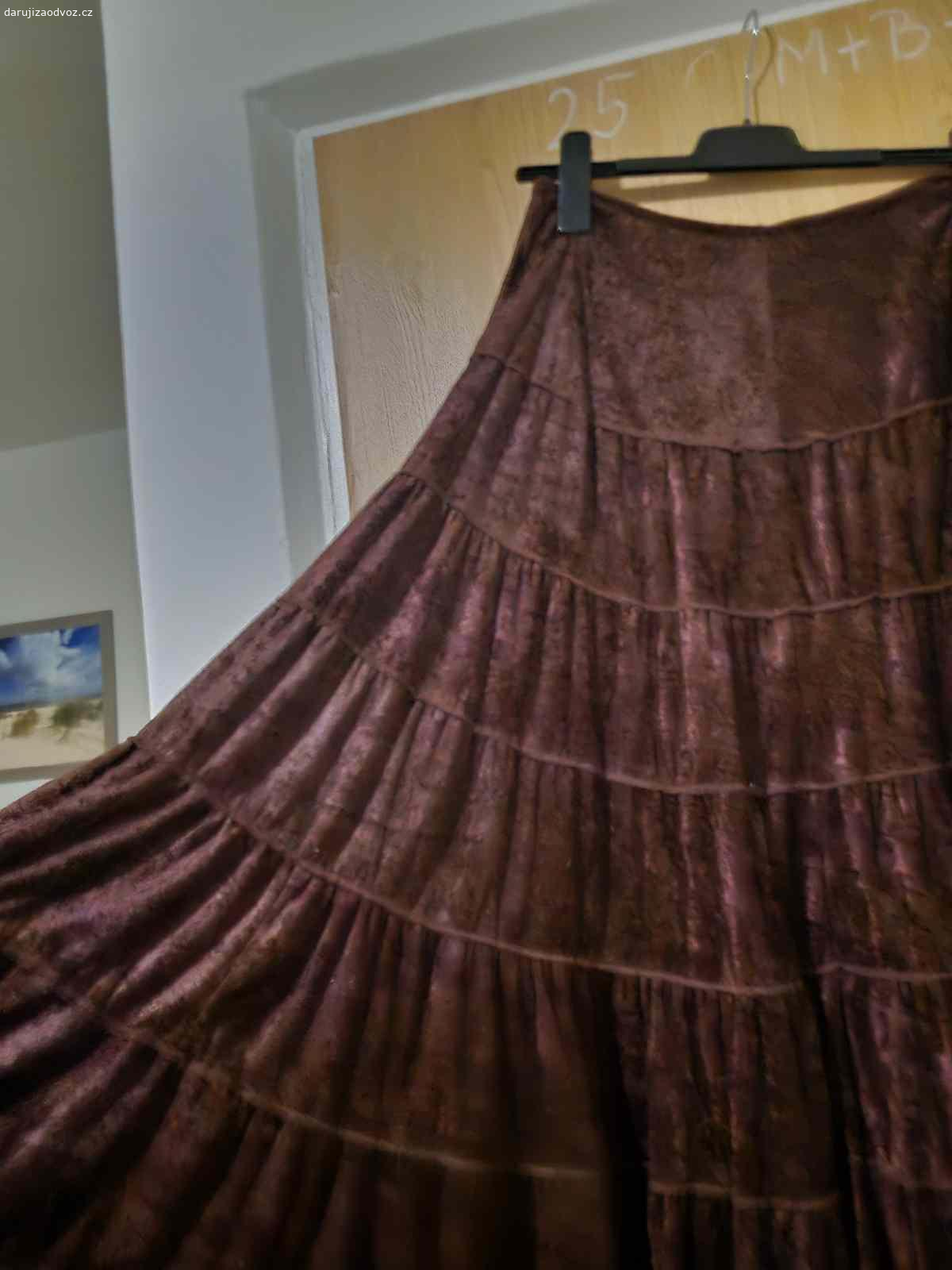 Dámska sukňa. Dámska sukňa,  materiál jemný zamat,  farba tak do bordó,  pas do gumy,  dĺžka 85 cm. Použitá 1x.
Neposielam poštou ani zasilkovnou.