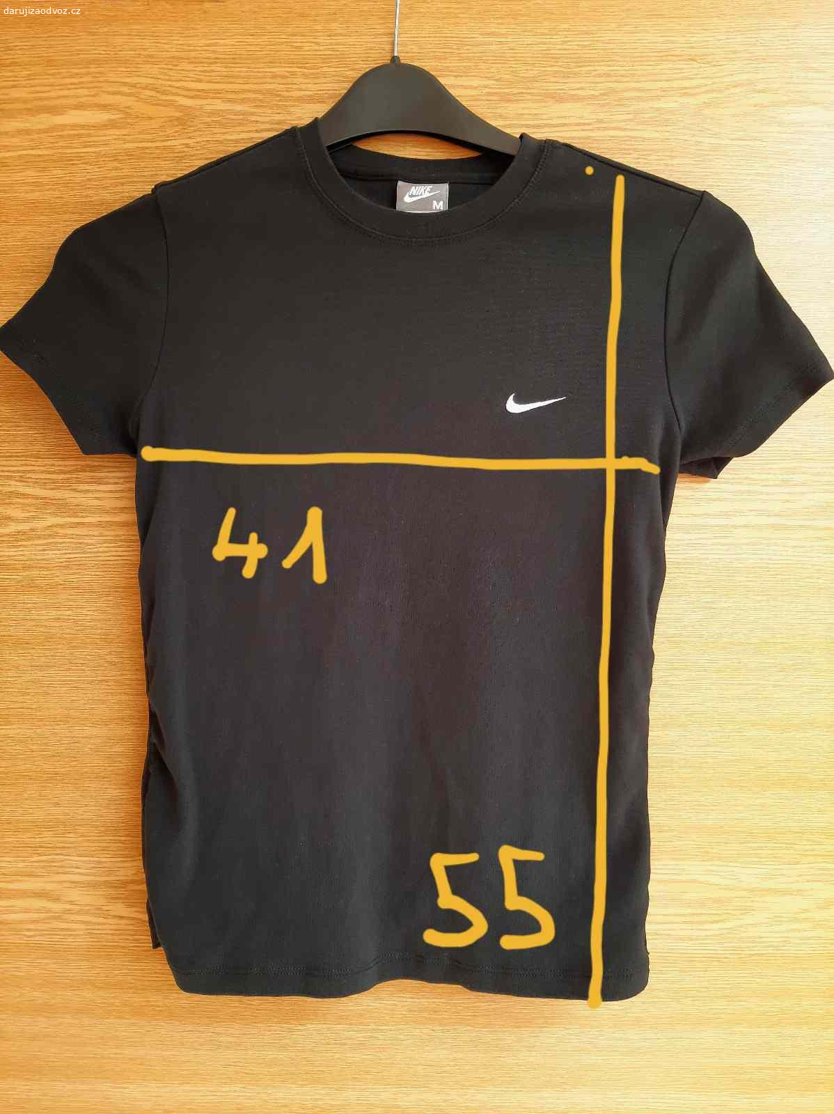 Dámské černé tričko Nike, vel. M. Daruji dámské  černé tričko Nike, velikost M. Nošené jen párkrát, velmi dobrý stav. Uvedené rozměry měřeny plošně!
Předání Praha, Karlovo náměstí, vedle prodejny Albert, mezi 17:00 a 20:00.