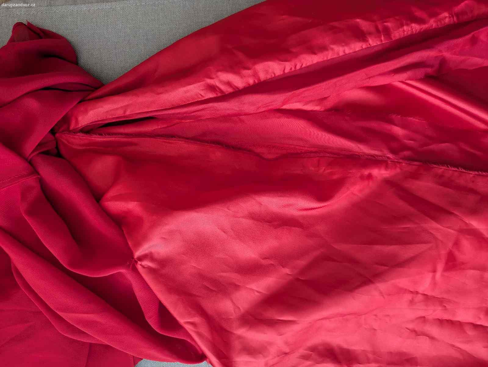 Dámské červené společenské šaty, vel. 38. Daruji Dámské červené společenské šaty, vel. 38, česká značka EL.
Šaty jsou minimálně nošené, ale je nutné upravit podšívku - viz foto (podšívka byla rozšiřována, ale ne úspěšně, nutné opravit), šikovná švadlenka si poradí :-)

Předání ideálně na metru B - Lužiny (po domluvě kdykoliv po 17. hod.) nebo na metru B - Křižíkova (pondělí a středy 9-16 hod.)

Pokud máte zájem, pište rovnou kdy můžete vyzvednout - bez tohoto údaje NEODPOVÍDÁM. Děkuji za pochopení.

Nikam neposílám ani při platbě poštovného.
