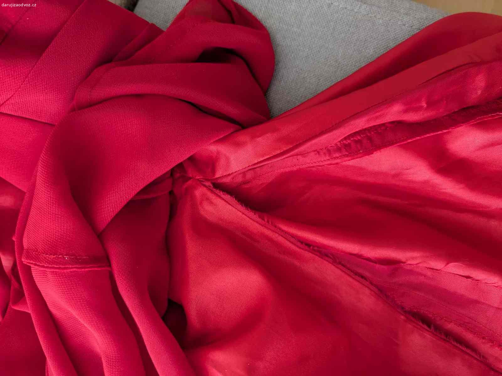 Dámské červené společenské šaty, vel. 38. Daruji Dámské červené společenské šaty, vel. 38, česká značka EL.
Šaty jsou minimálně nošené, ale je nutné upravit podšívku - viz foto (podšívka byla rozšiřována, ale ne úspěšně, nutné opravit), šikovná švadlenka si poradí :-)

Předání ideálně na metru B - Lužiny (po domluvě kdykoliv po 17. hod.) nebo na metru B - Křižíkova (pondělí a středy 9-16 hod.)

Pokud máte zájem, pište rovnou kdy můžete vyzvednout - bez tohoto údaje NEODPOVÍDÁM. Děkuji za pochopení.

Nikam neposílám ani při platbě poštovného.