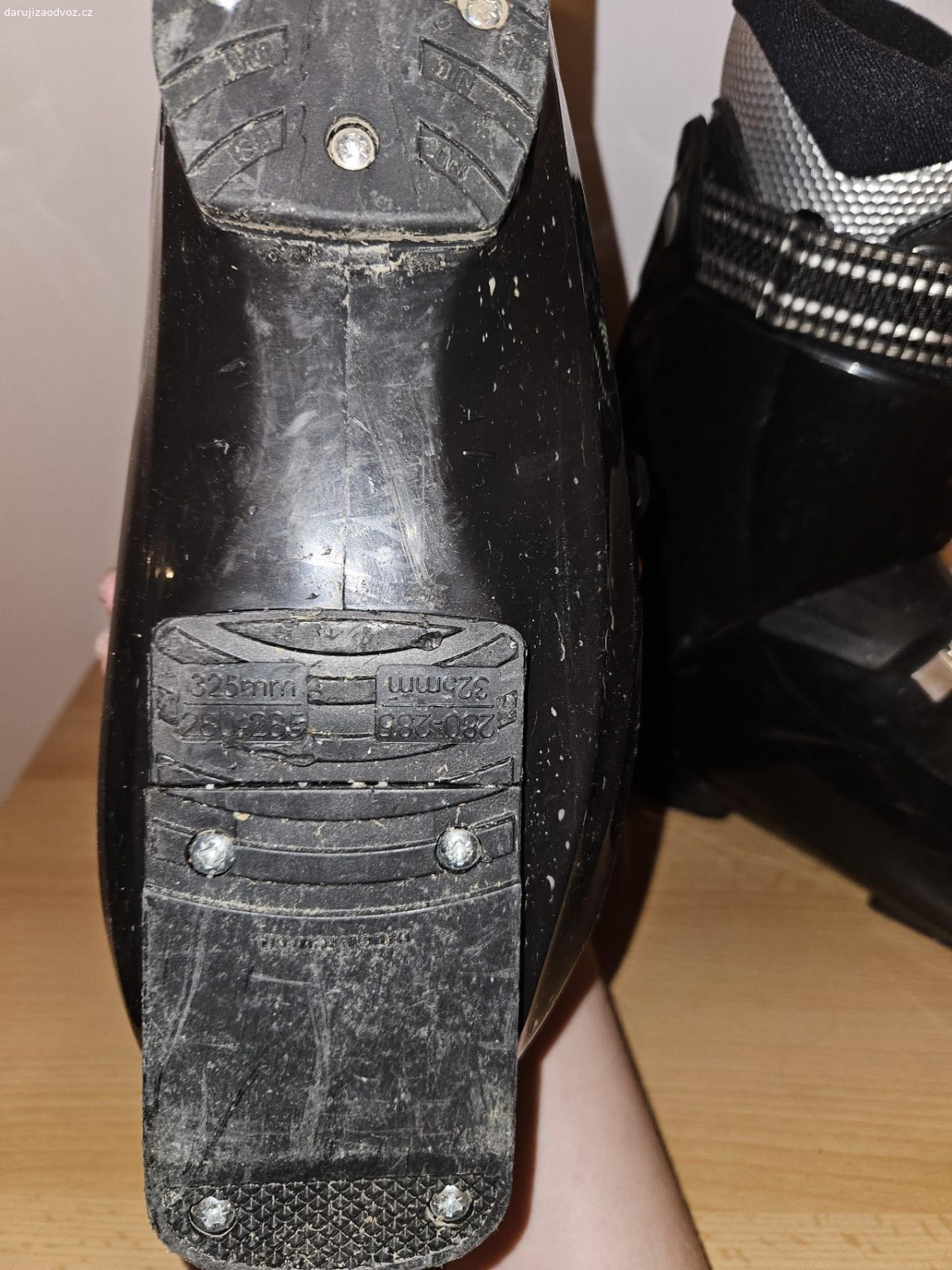 Dámské lyžáky 42. Daruji dámské lyžáky velikosti 42. Stále v dobrém stavu bez vad na zapínání.