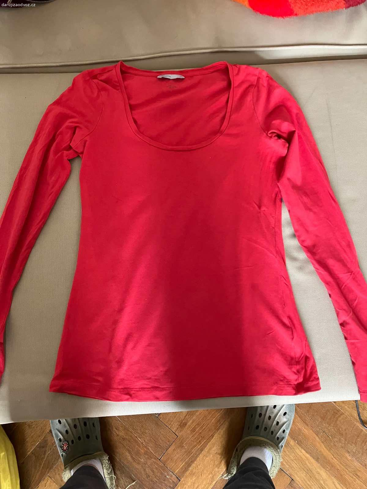 Dámské oblečení M,S. Daruji dámské oblečení ve velikosti M, pár kusů je S. Oblečení je v dobrém stavu, vhodné na donošení. Různé kousky trička, mikiny, sukně, šaty

Zdarma, ideálně jako celek