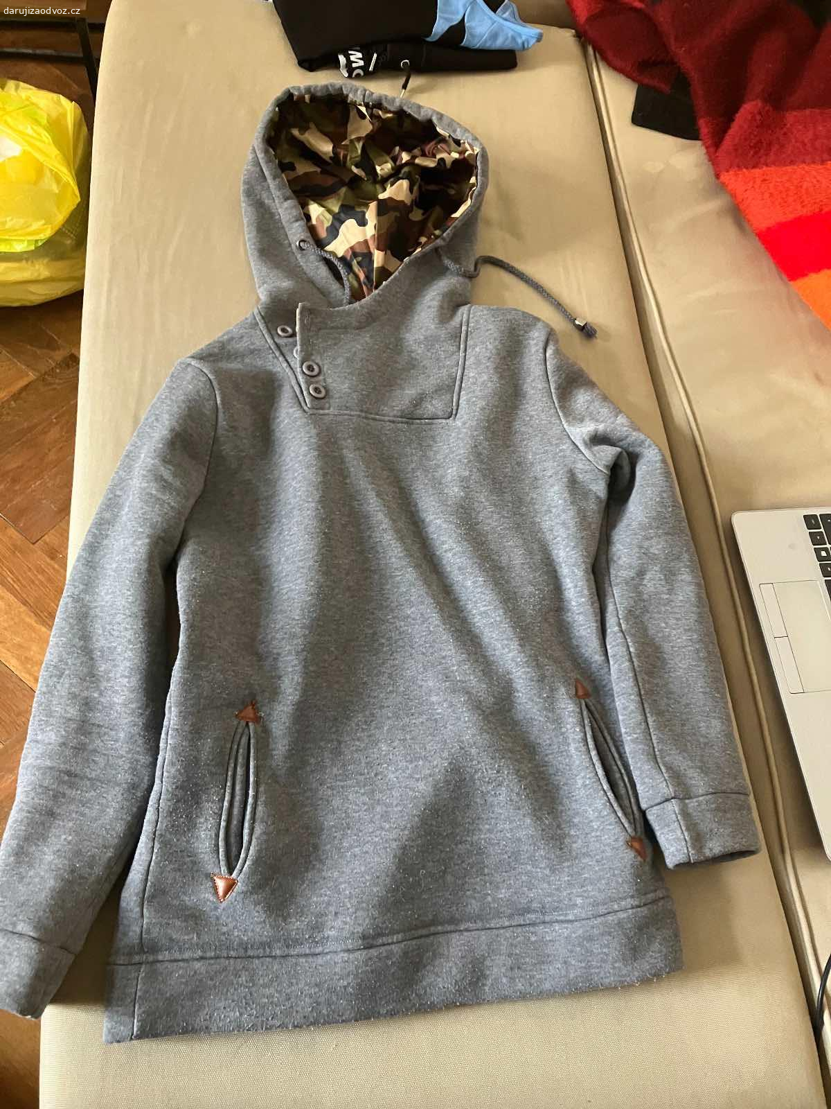 Dámské oblečení velikost M, některé S. Daruji dámské oblečení ve velikosti M, pár kusů je S. Oblečení je v dobrém stavu, vhodné na donošení. Různé kousky trička, mikiny, sukně, šaty

Zdarma, ideálně jako celek