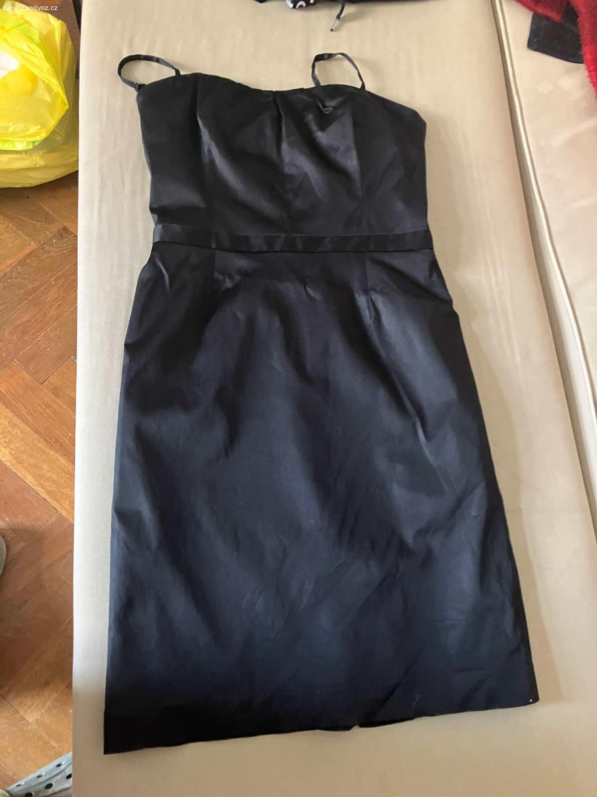 Dámské oblečení velikost M, některé S. Daruji dámské oblečení ve velikosti M, pár kusů je S. Oblečení je v dobrém stavu, vhodné na donošení. Různé kousky trička, mikiny, sukně, šaty

Zdarma, ideálně jako celek