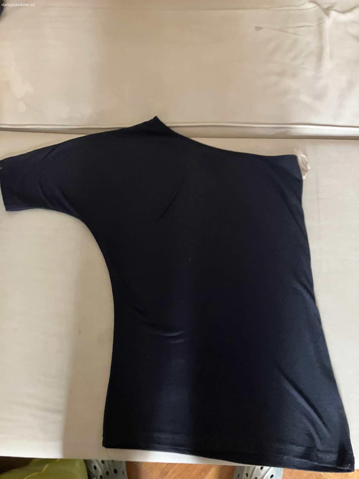 Dámské oblečení, velikost M, některé S. Daruji dámské oblečení ve velikosti M, pár kusů je S. Oblečení je v dobrém stavu, vhodné na donošení. Různé kousky trička, mikiny, sukně, šaty

Zdarma, ideálně jako celek