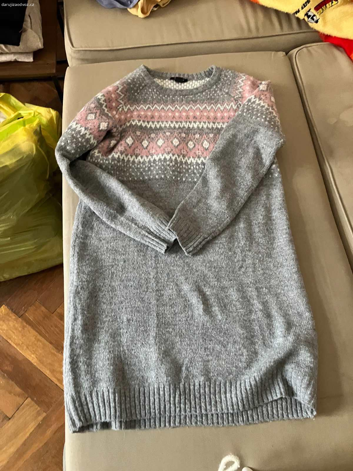 Dámské oblečení, velikost M, některé S. Daruji dámské oblečení ve velikosti M, pár kusů je S. Oblečení je v dobrém stavu, vhodné na donošení. Různé kousky trička, mikiny, sukně, šaty

Zdarma, ideálně jako celek