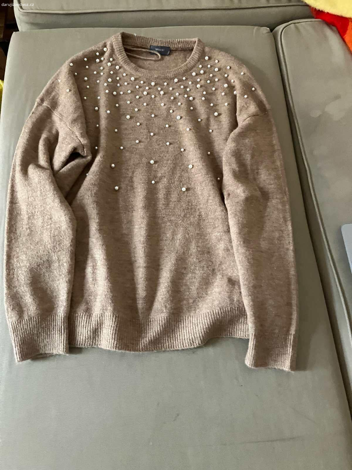 Dámské oblečení, velikost M, některé S. Daruji dámské oblečení ve velikosti M, pár kusů je S. Oblečení je v dobrém stavu, vhodné na donošení. Různé kousky trička, mikiny, sukně, šaty

Zdarma, ideálně jako celek