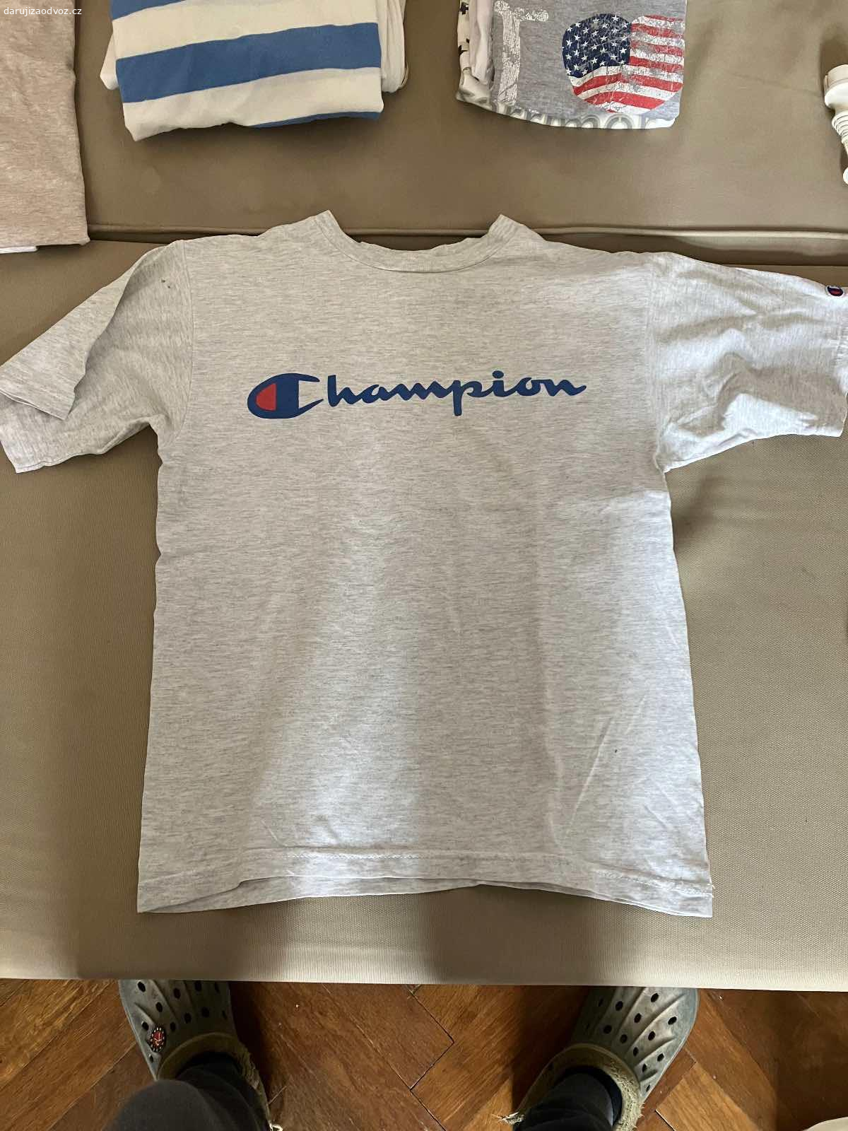 Dámské oblečení velikost M, S. Daruji dámské oblečení ve velikosti M, pár kusů je S. Oblečení je v dobrém stavu, vhodné na donošení. Různé kousky trička, mikiny, sukně, šaty

Zdarma, ideálně jako celek