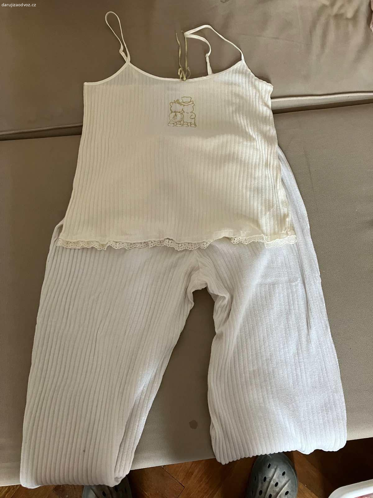 Dámské oblečení většina velikosti M, některé S. Daruji dámské oblečení ve velikosti M, pár kusů je S. Oblečení je v dobrém stavu, vhodné na donošení. Různé kousky trička, mikiny, sukně, šaty

Zdarma, ideálně jako celek