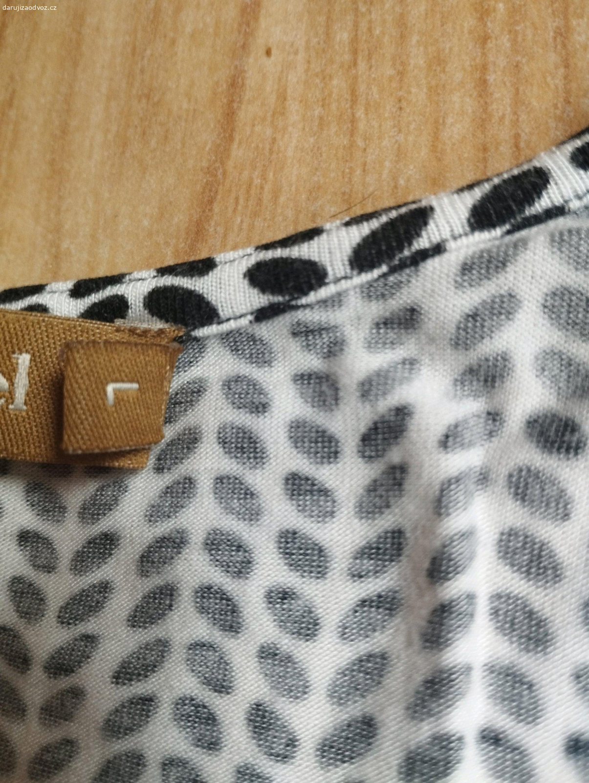 Dámské oblečení. Daruji vše co je na fotkách. Odběr Kladno nebo Řeporyje.