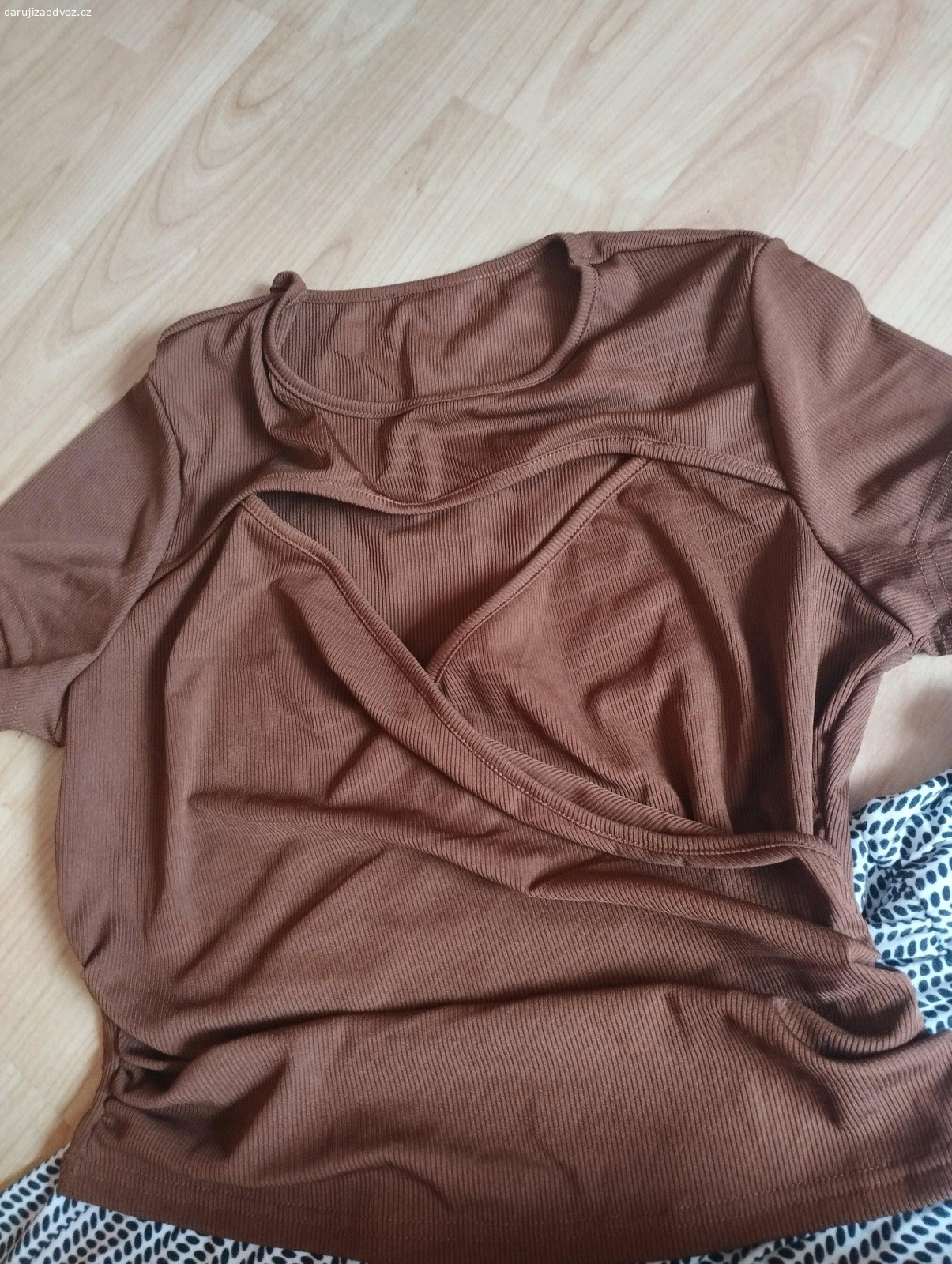 Dámské oblečení. Daruji vše co je na fotkách. Odběr Kladno nebo Řeporyje.