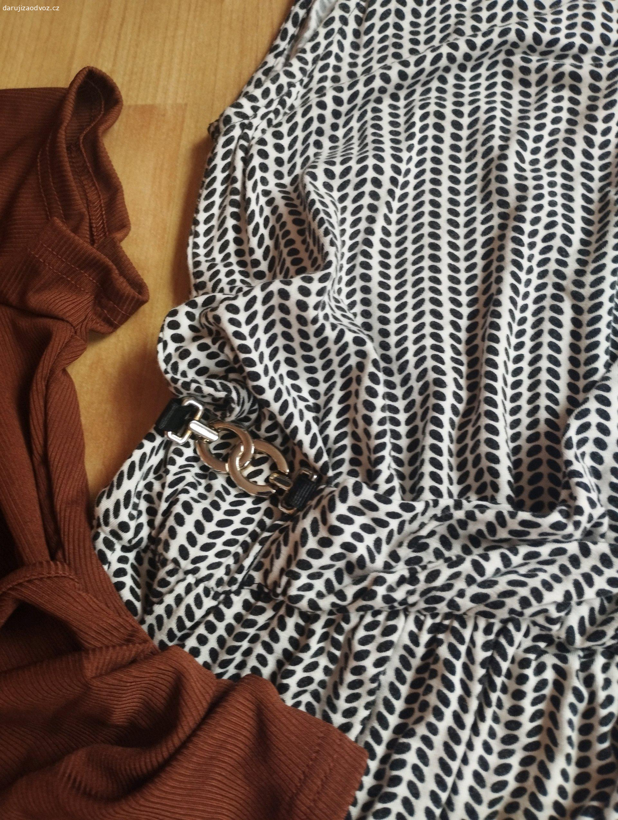 Dámské oblečení. Daruji vše co je na fotkách. Odběr Kladno nebo Řeporyje.