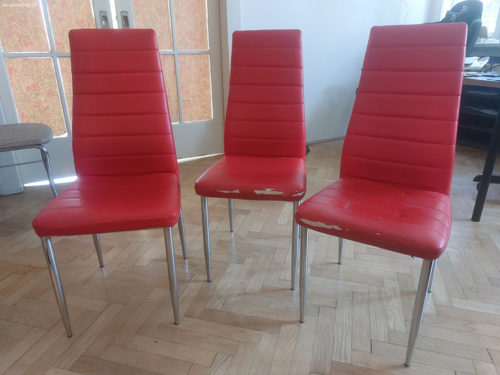 Darujeme 3 jídelní židle. Darujeme 3 červené jídelní židle
