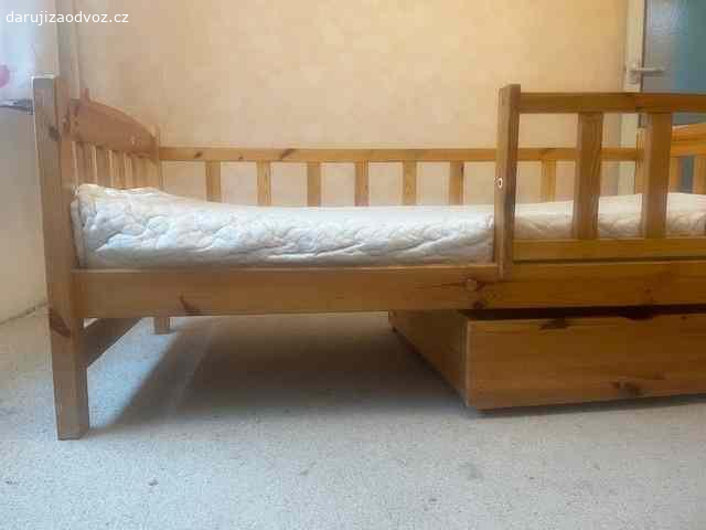 Darujeme dětskou postel za odvoz. Rozměry - 180x80 cm, včetně matrace a šuplíku. Případný zájemce prosím kontakt přes e-mail. Postel bude složená a připravená k odvozu.