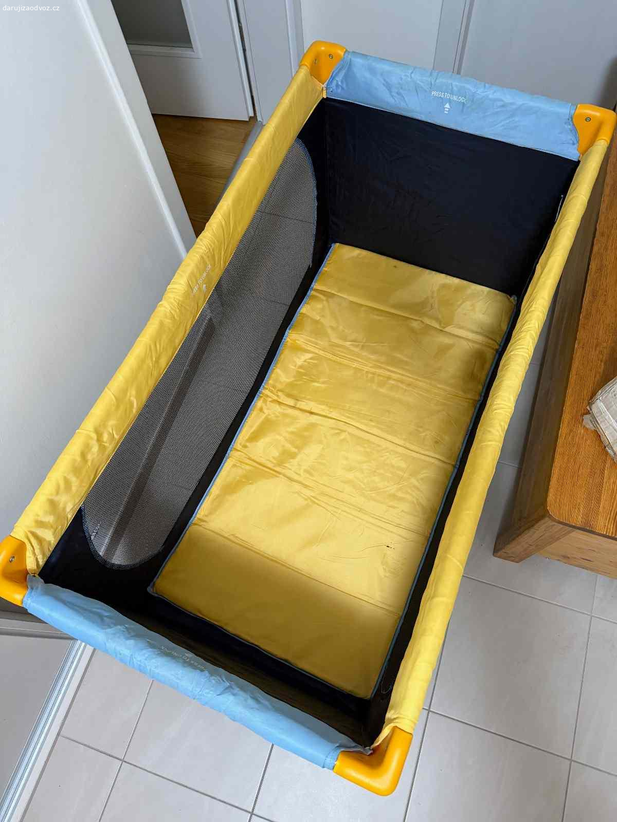 Darujeme dětskou skládací cestovní postýlku. Plně funkční skládací cestovní postýlka po 3 dětech adekvátně opotřebená.