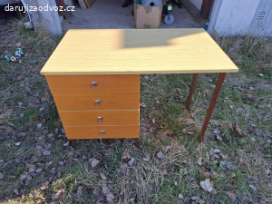 Darujeme dětský psací stůl