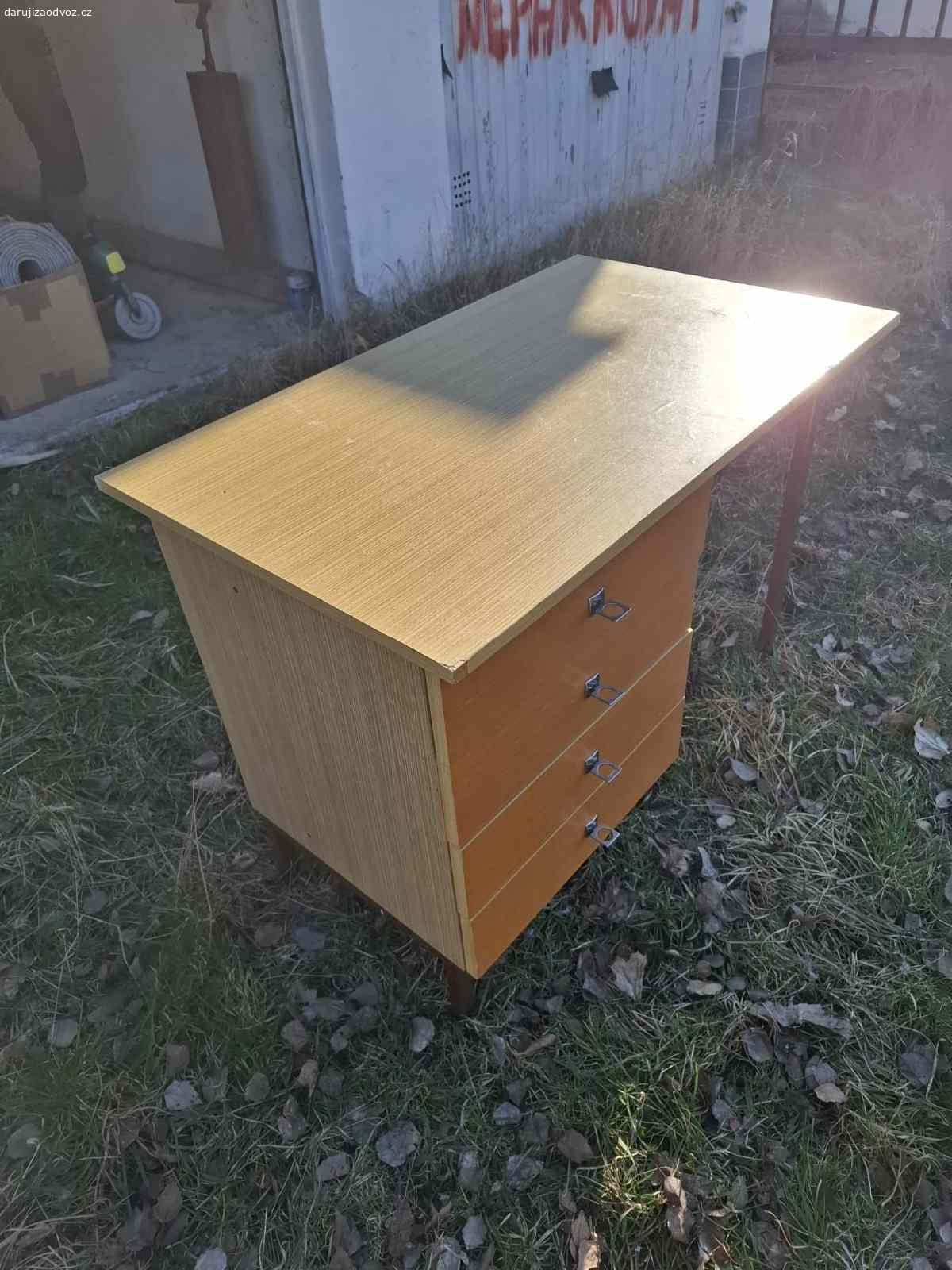 Darujeme dětský psací stůl. rozměr 100x60cm
po Hradci Králové i odvezu zdarma