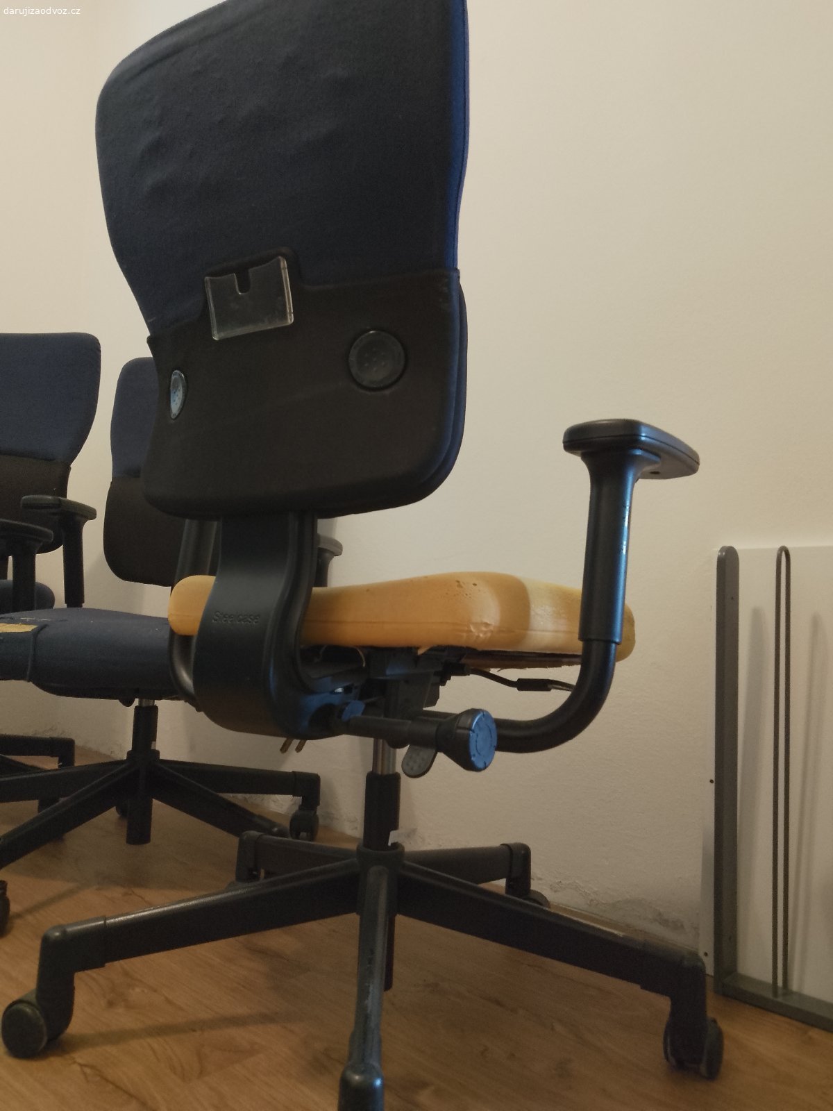 Darujeme kancelářské židle 5ks. Židle mají nastavitelnou výšku a polohovatelná opěradla (zad i rukou).
Sedáky jsou potrhané, viz foto. 
Rozměry:
minimální výška sedu = 42 cm, 
maximální výška sedu = 56 cm, 
hloubka sedu = 42 cm, 
výška opěradla = 58 cm, 
šířka židle včetně opěrek na ruce = 65 cm