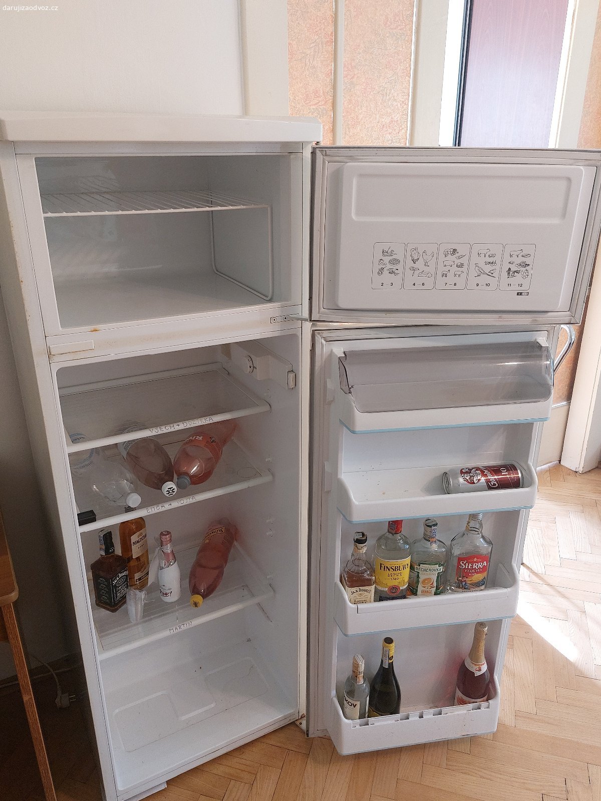 Darujeme lednici Ardo. Nabízíme použitou lednici značky Ardo. Důvodem je stěhování se do nového bytu.
Rozměry - výška 150 cm, šířka 56 cm, hloubka 62 cm.
Lednice je plně funkční, jen rezavá a špinavá.