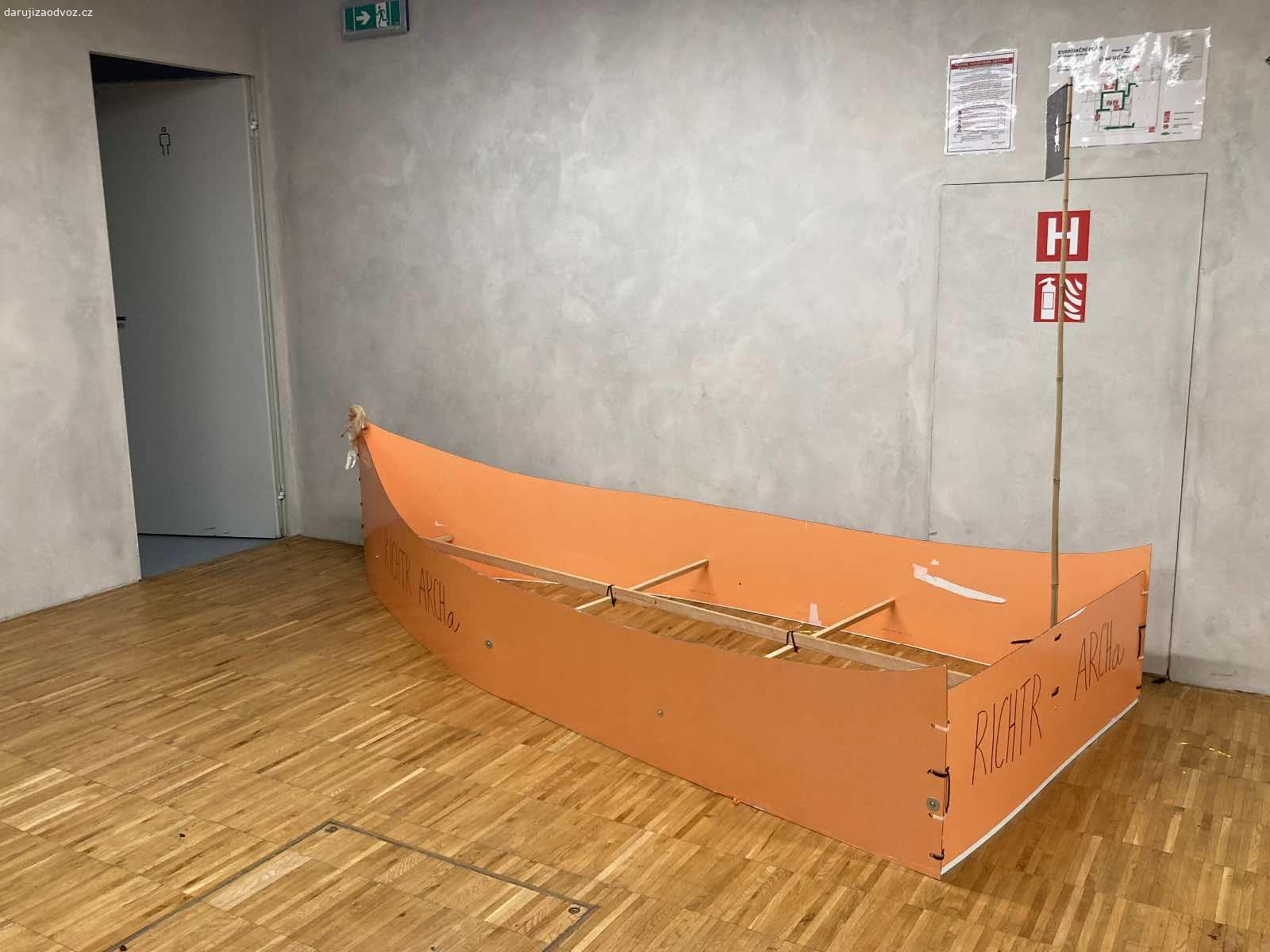 Darujeme rekvizitu / kostým - loď. Darujeme loď - rekvizita anebo kostým pro více lidí (Neomova archa). Lehká a pevná konstrukce. Ideální na vánoční večírek pro skupinu lidí (až 8 osob). Na laminu je folie, která se dá sundat, pod ní je bílý podklad. Rozměry 3m x 1,25 m. Osobní předání, Praha 7.