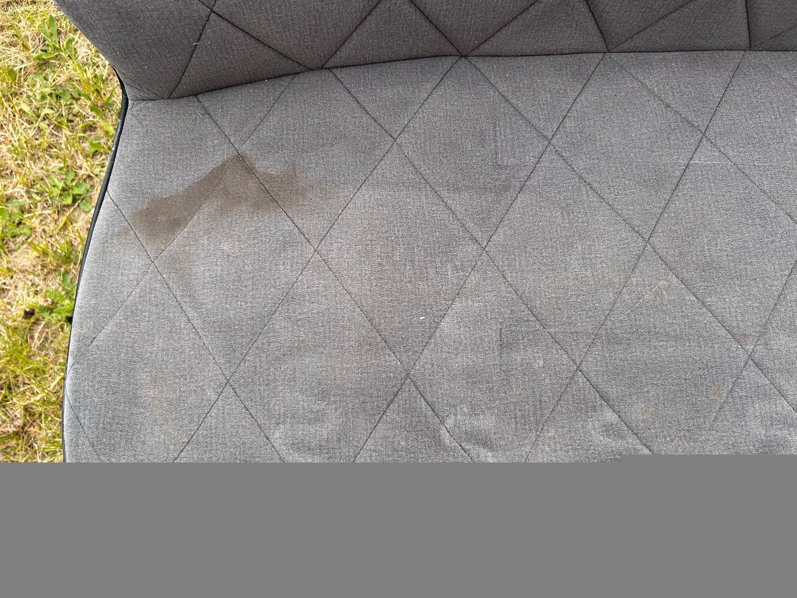 Darujeme sedací lavici. Tmavě šedá čalouněná sedací lavice k jídelnímu stolu. 
Rozěry 155x50č, výška 90 cm. 

Je funkční, cca 6 let stará,kupovaná v XXXL ,  na jedné straně více prosezená ( viz foto) a ke třeba čalounění si vyčistit. 

Darujeme za odvoz.