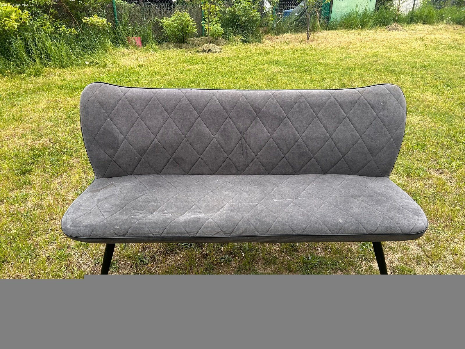 Darujeme sedací lavici. Tmavě šedá čalouněná sedací lavice k jídelnímu stolu. 
Rozěry 155x50č, výška 90 cm. 

Je funkční, cca 6 let stará,kupovaná v XXXL ,  na jedné straně více prosezená ( viz foto) a ke třeba čalounění si vyčistit. 

Darujeme za odvoz.