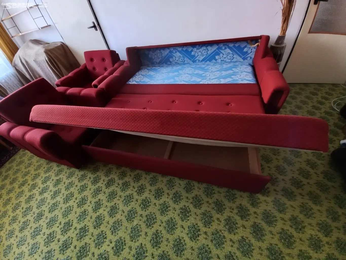 Sedací souprava Kleopatra. Retro sedací souprava Kleopatra z roku 1974, výrobce Jitona Soběslav, ve velmi dobrém stavu. Rozměry uvedeny na fotografiích. K prohlédnutí vždy o víkendu v Bechyni. V případě zájmu napište a domluvíme se na termínu vyzvednutí.