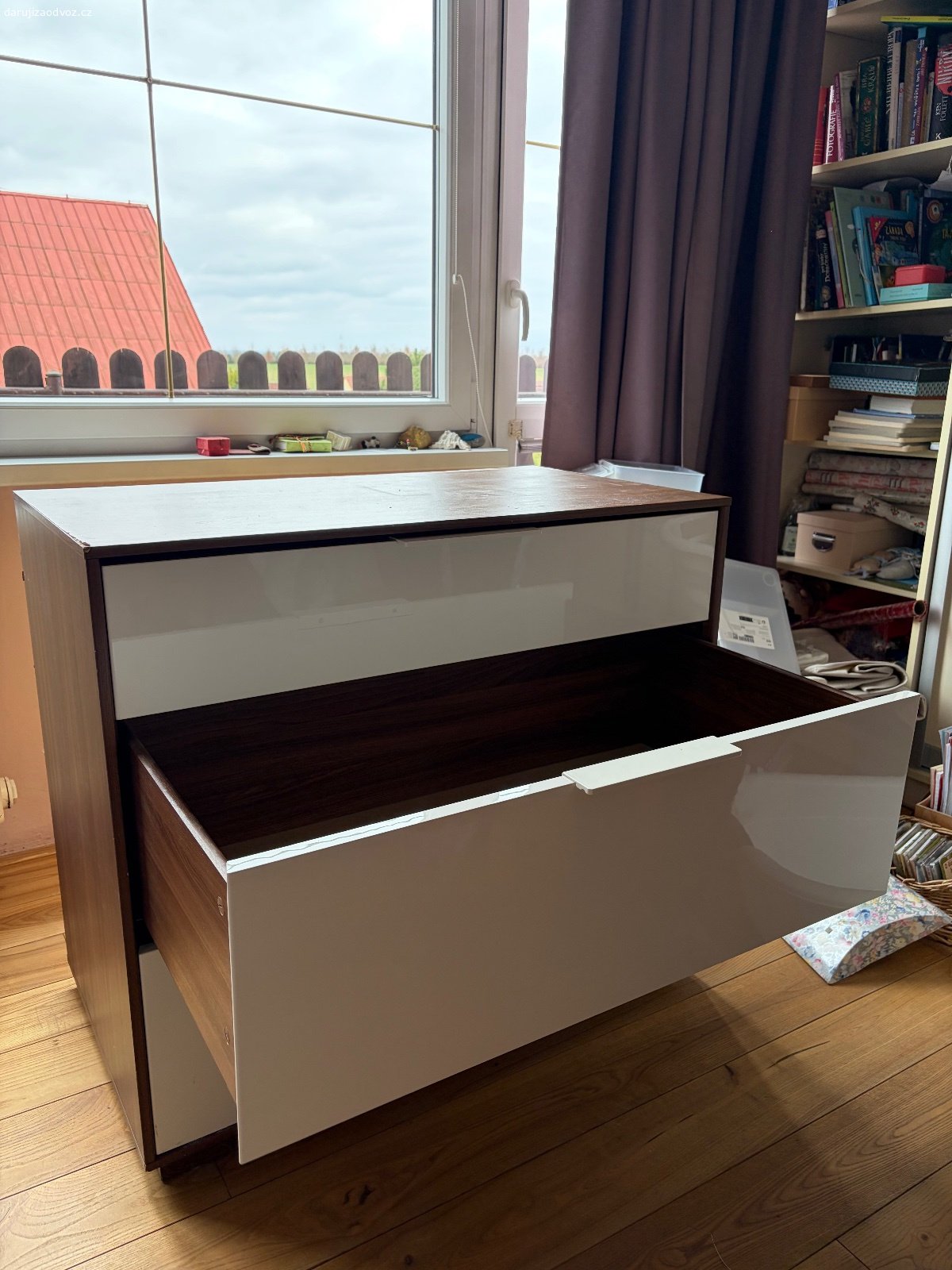 Darujeme šiplíkovou komodu. Komoda IKEA
 funkční, má povrchové vady - viz foto
Rozměry 50 x 90 cm, výška 80 cm
Materiál dřevotříska
Stáří cca  15 let

Darujeme za odvoz