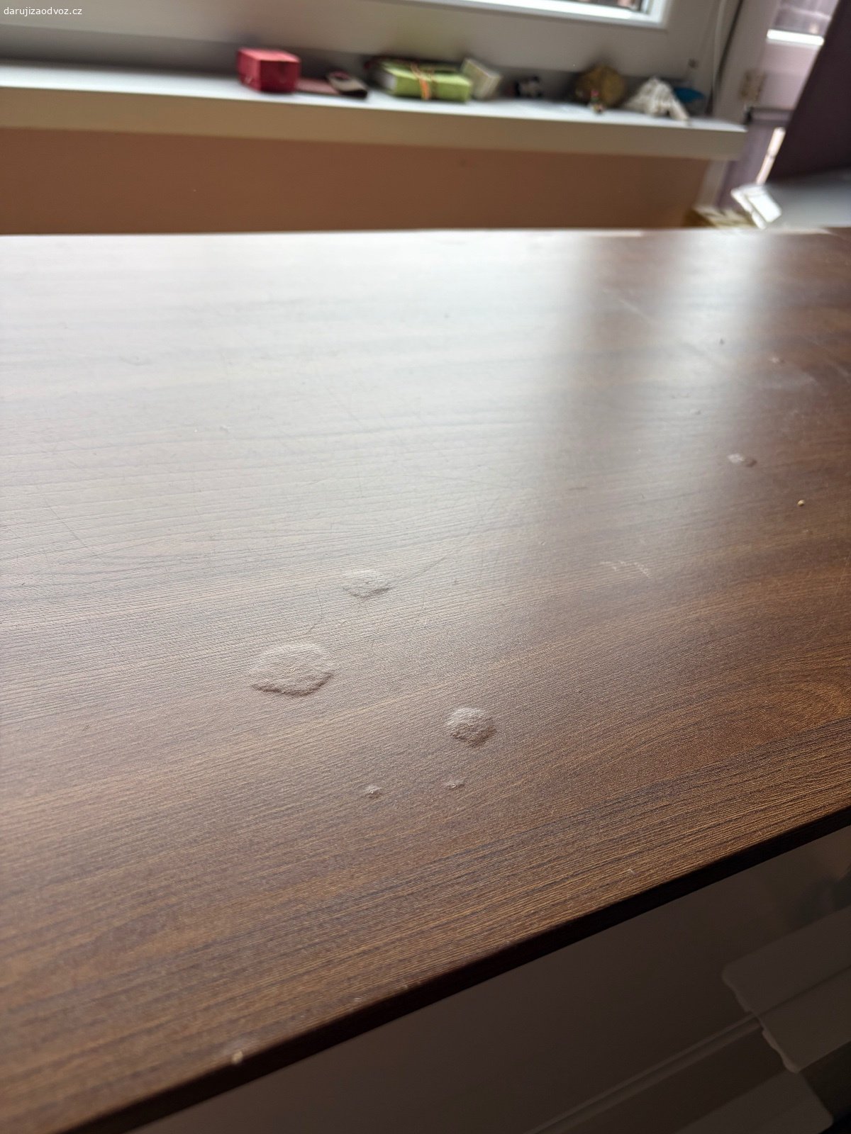 Darujeme šiplíkovou komodu. Komoda IKEA
 funkční, má povrchové vady - viz foto
Rozměry 50 x 90 cm, výška 80 cm
Materiál dřevotříska
Stáří cca  15 let

Darujeme za odvoz