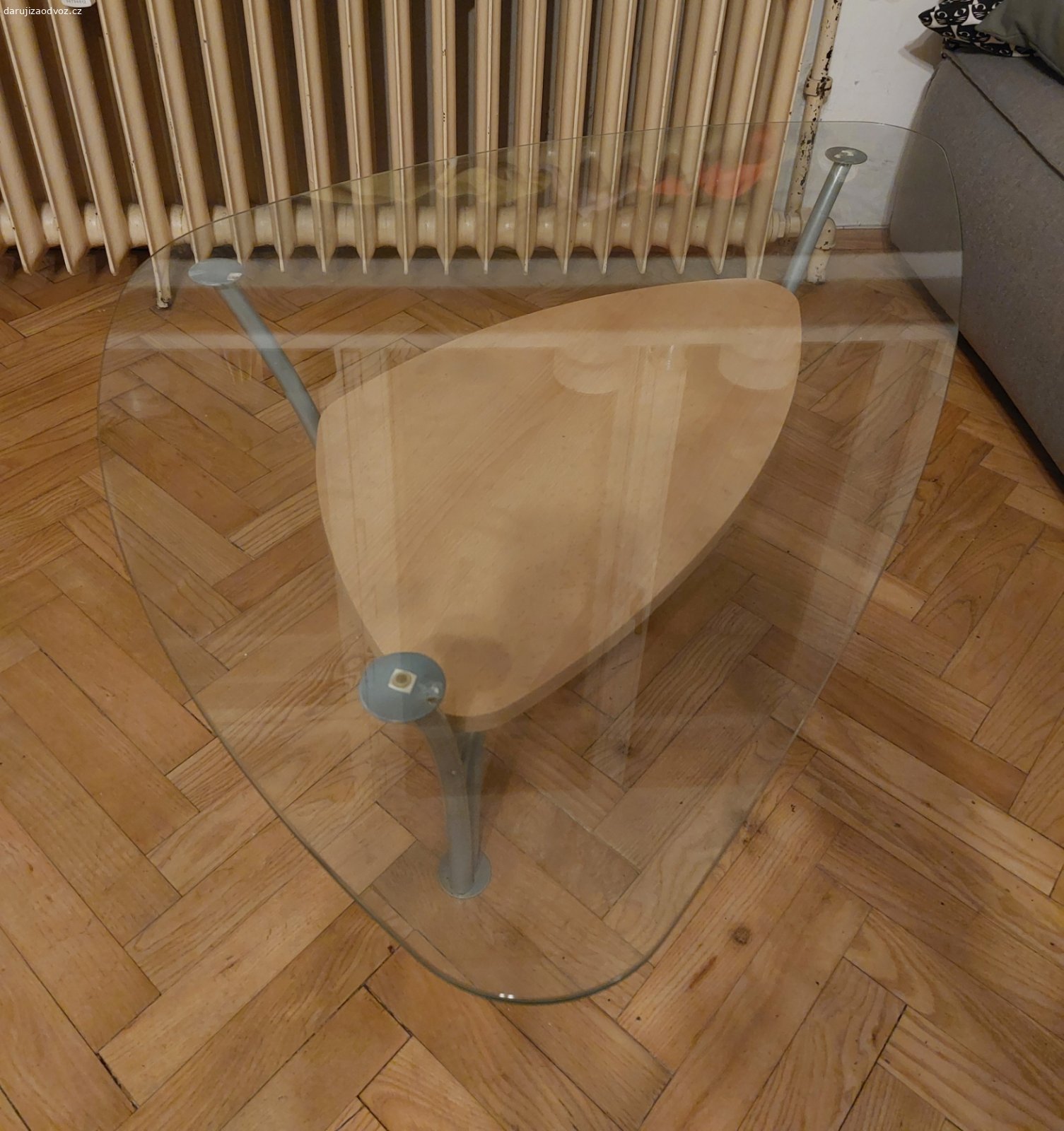 Darujeme skleněný konferenční stolek. Nabízíme skleněný konferenční stolek.
Dlouhý cca 115 cm, široký cca 70 cm, vysoký cca 43 cm.