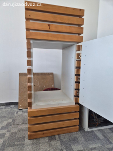 Darujeme velký dřevěný truhlík / obal na květináč