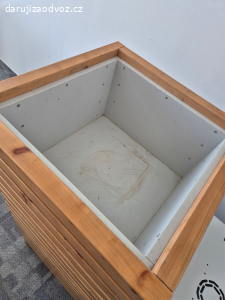 Darujeme velký dřevěný truhlík / obal na květináč