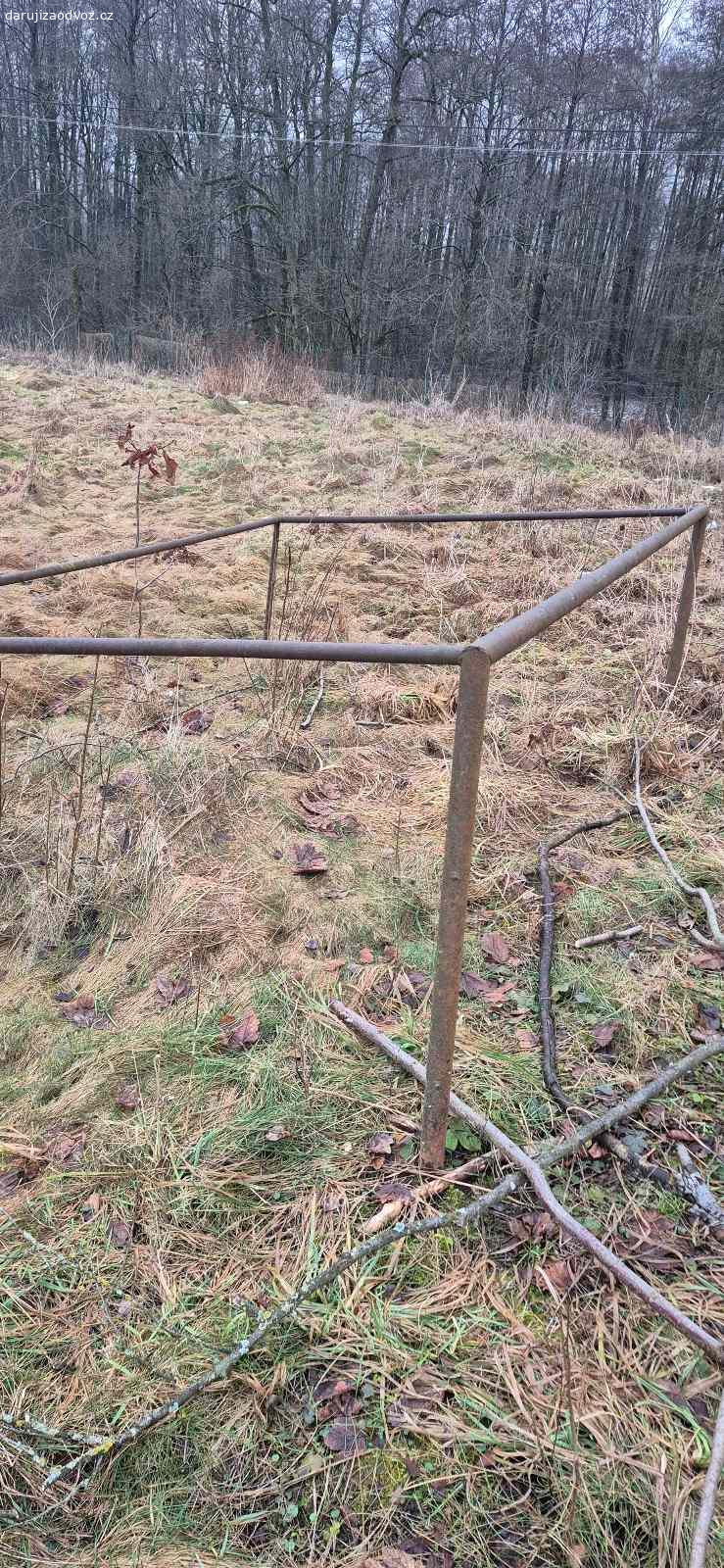 Daruji 2 brány na fotbal. Daruji 2 brány na fotbal, které mám na pozemku. Brány nelze rozložit. Materiál železo. Nutné si zajistit vlastní odvoz a nakládku. Delka 3 m vyska 1.9 m a hloubka 1 metr. Na fotce je brana polozena.