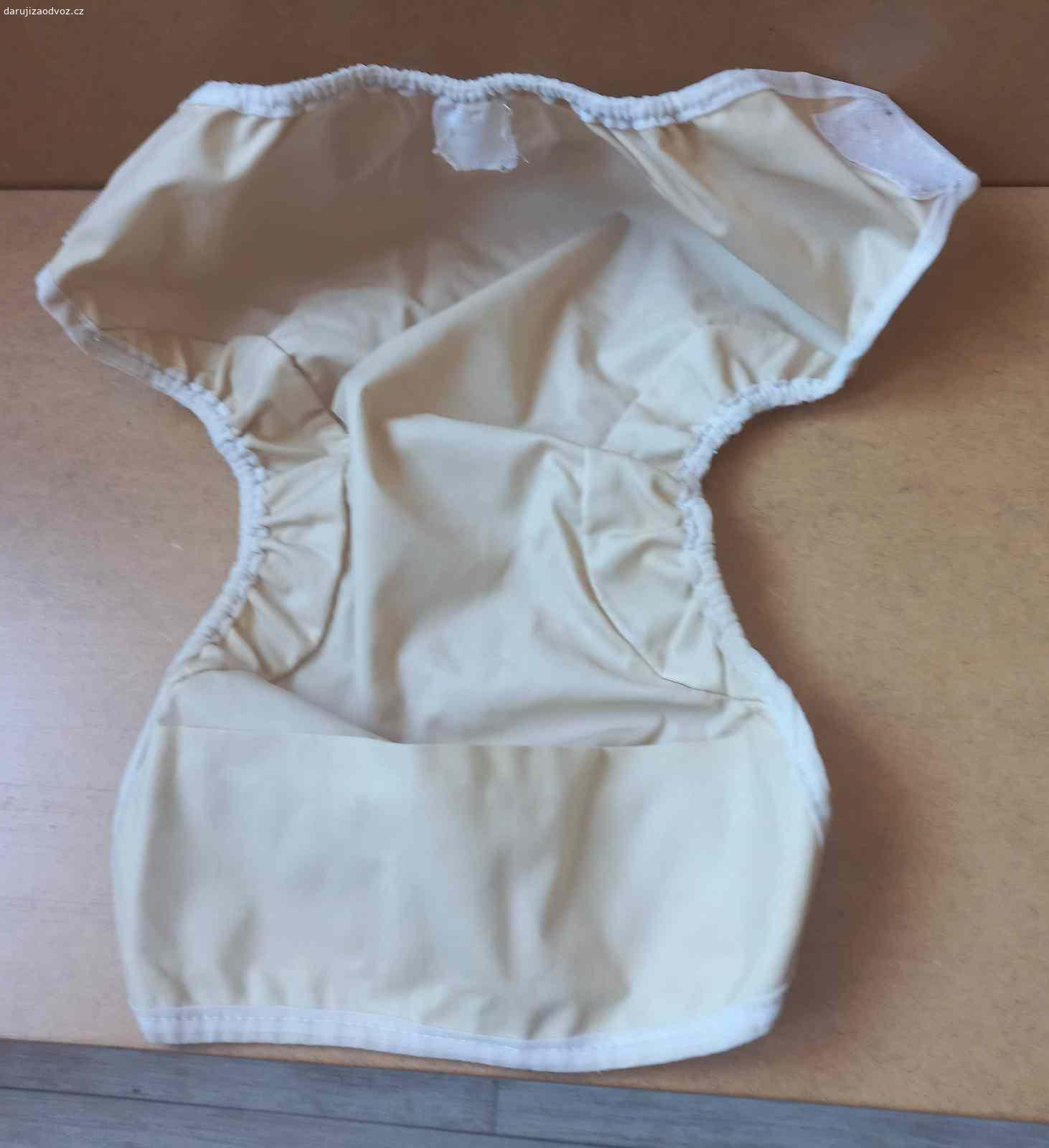 Daruji 2 kusy svrchních plen vel. 9-12 kg. Daruji 2 kusy svrchních plen pro miminka o váze 9-12 kg od výrobců (vždy po jednom kuse): Bambino mio a Popolini.