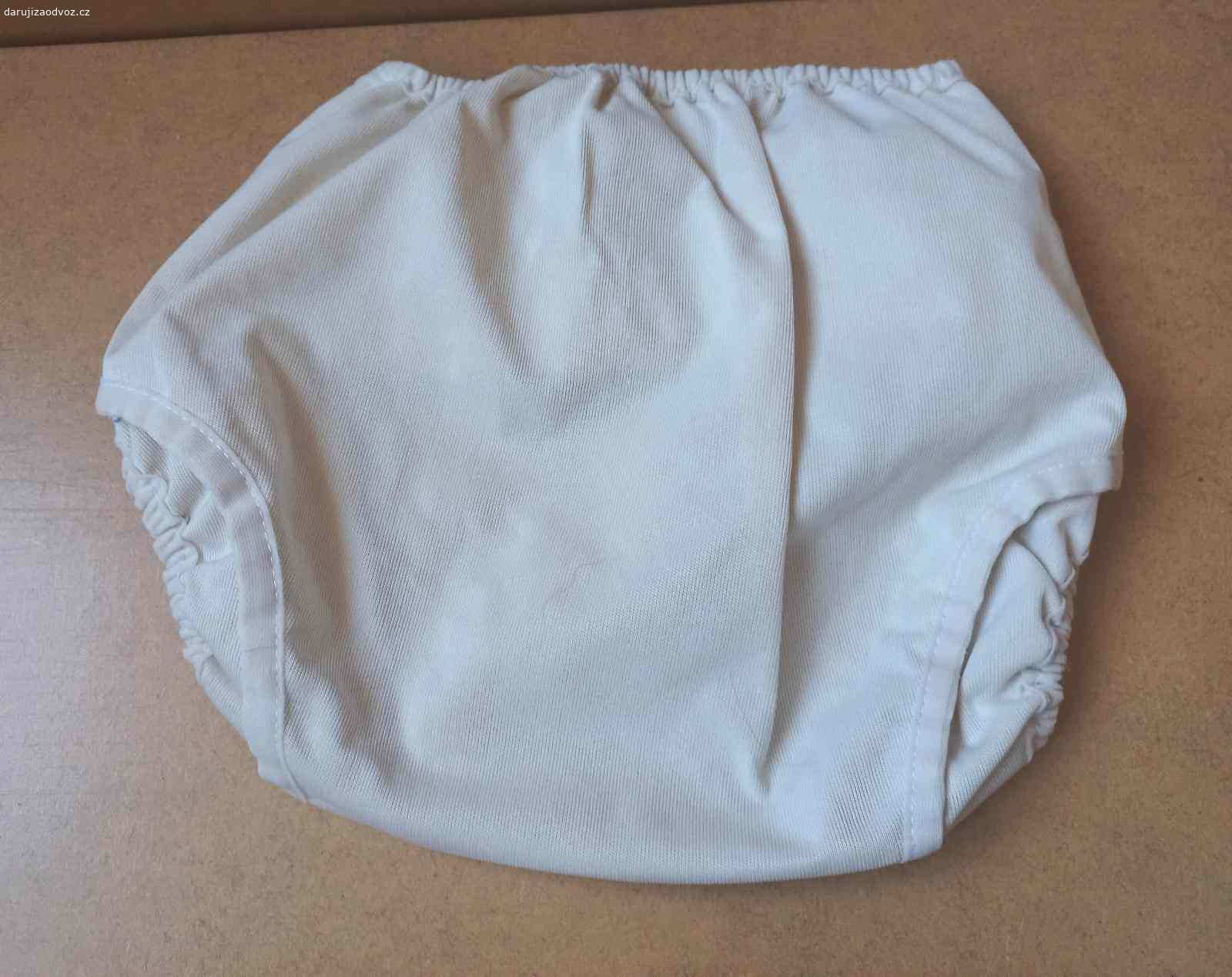 Daruji 2 kusy svrchních plen vel. 9-12 kg. Daruji 2 kusy svrchních plen pro miminka o váze 9-12 kg od výrobců (vždy po jednom kuse): Bambino mio a Popolini.