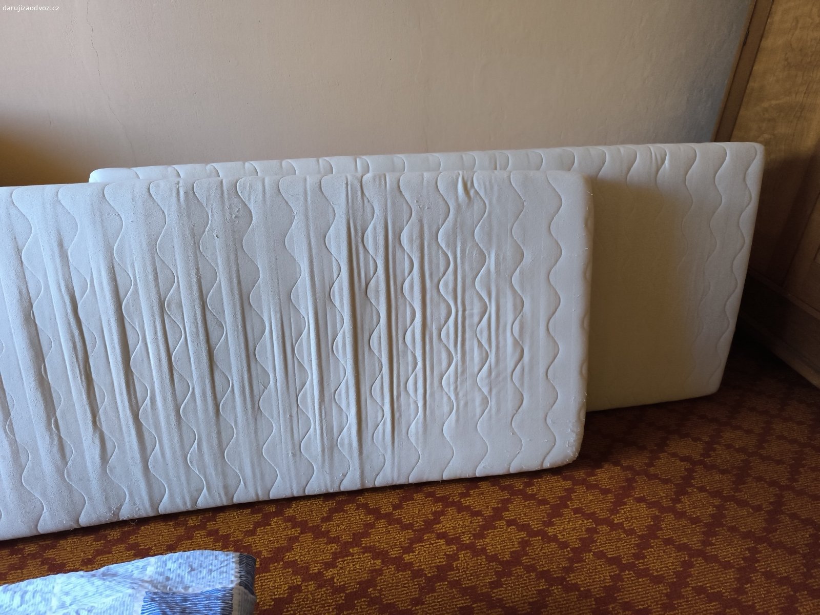 Daruji 2 Matrace 200x90x12. Daruji 2 používané matracece, rozměry 200x90x12 cm. Je možné je i nadále používat.