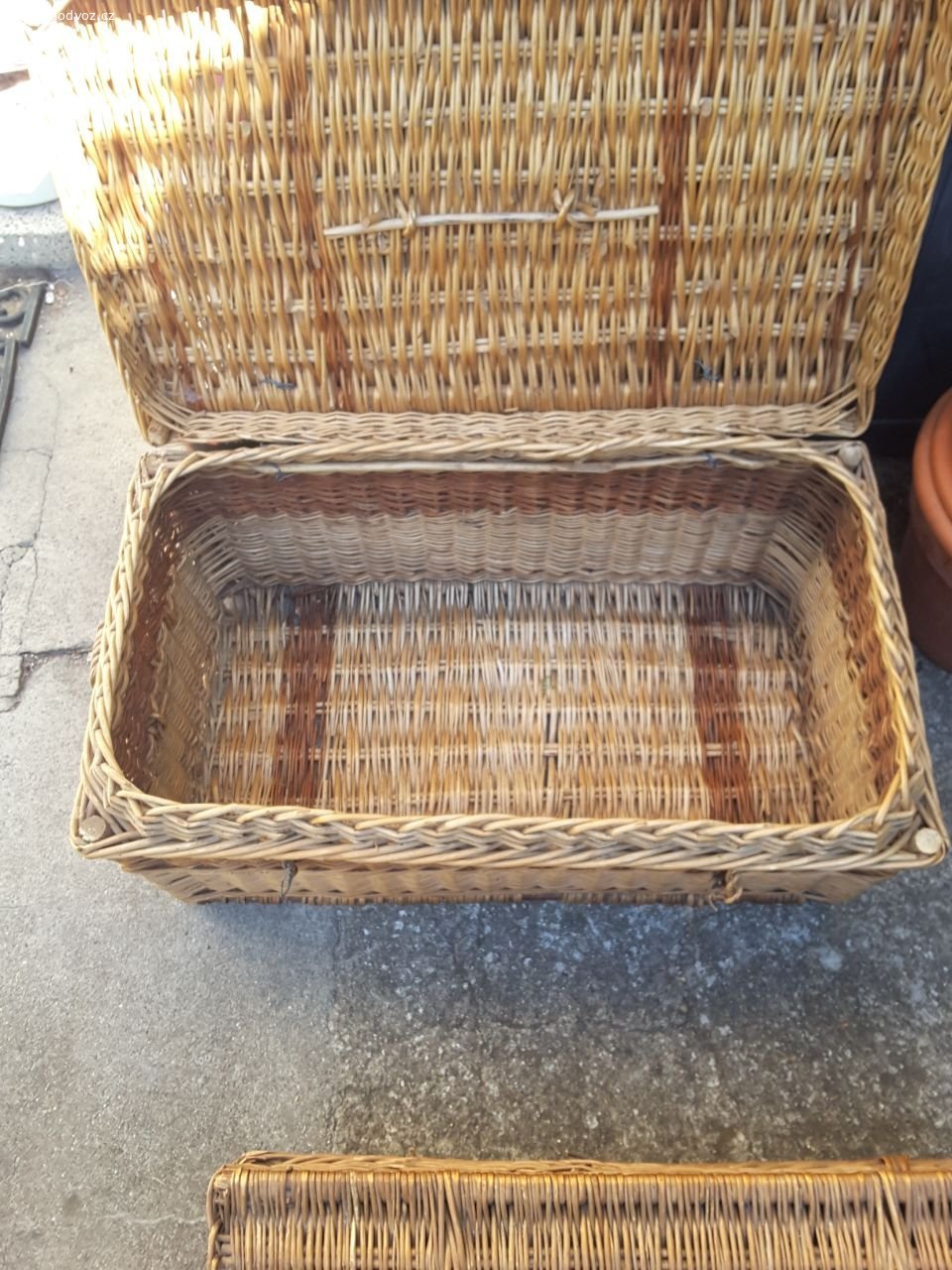 Daruji 2 proutěné koše. Daruji dva proutěné koše s víkem, rozměry š.70/v.32/h.41cm a š.63/v.28/h.36