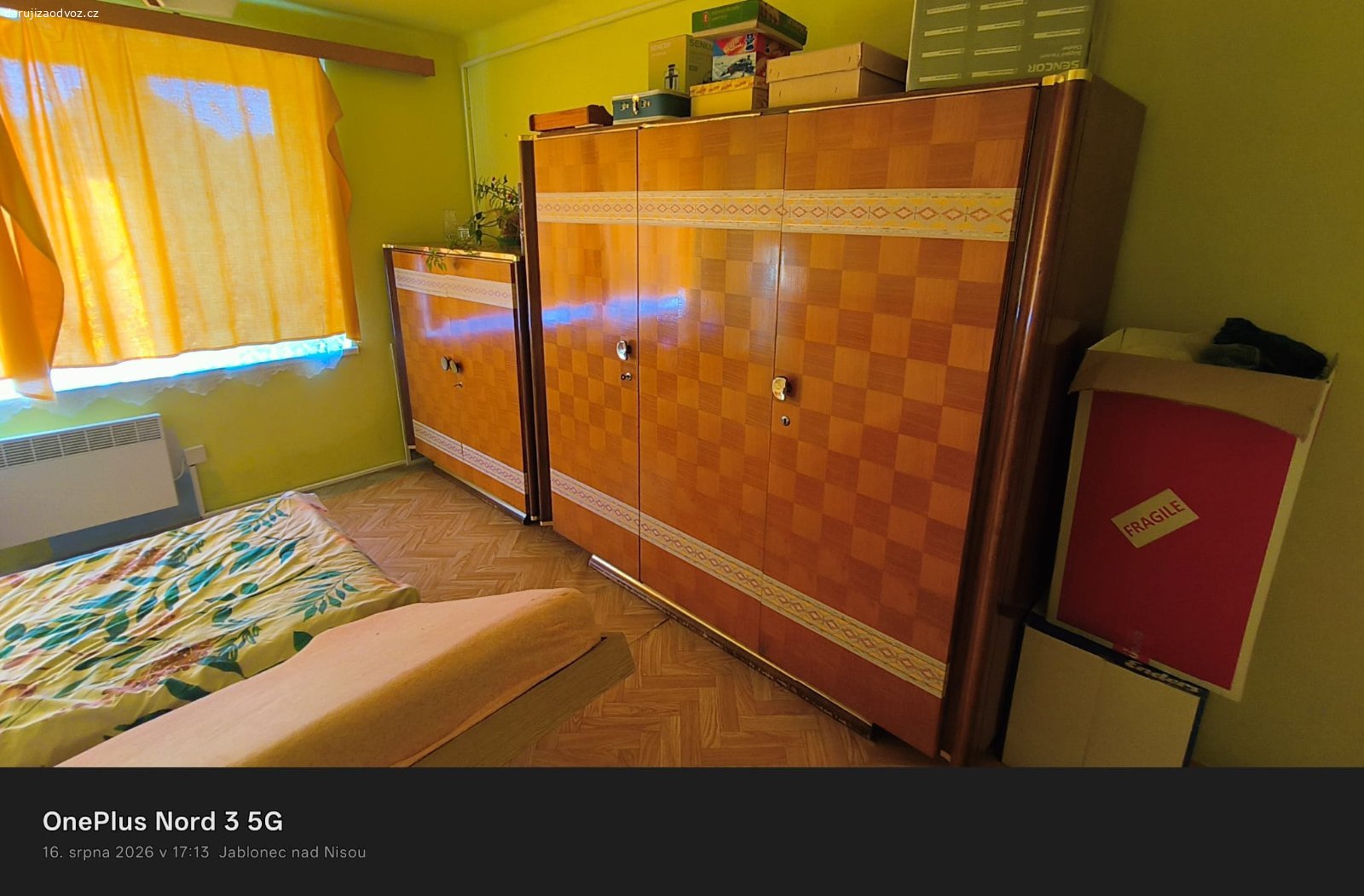 Daruji 2 skříně.. 1x Šatní skříň a 1x škříň s policemi a zásuvkami (ta menší). Materiál masiv, leštěná dýha.Velmi zachovalé z roku cca 1975