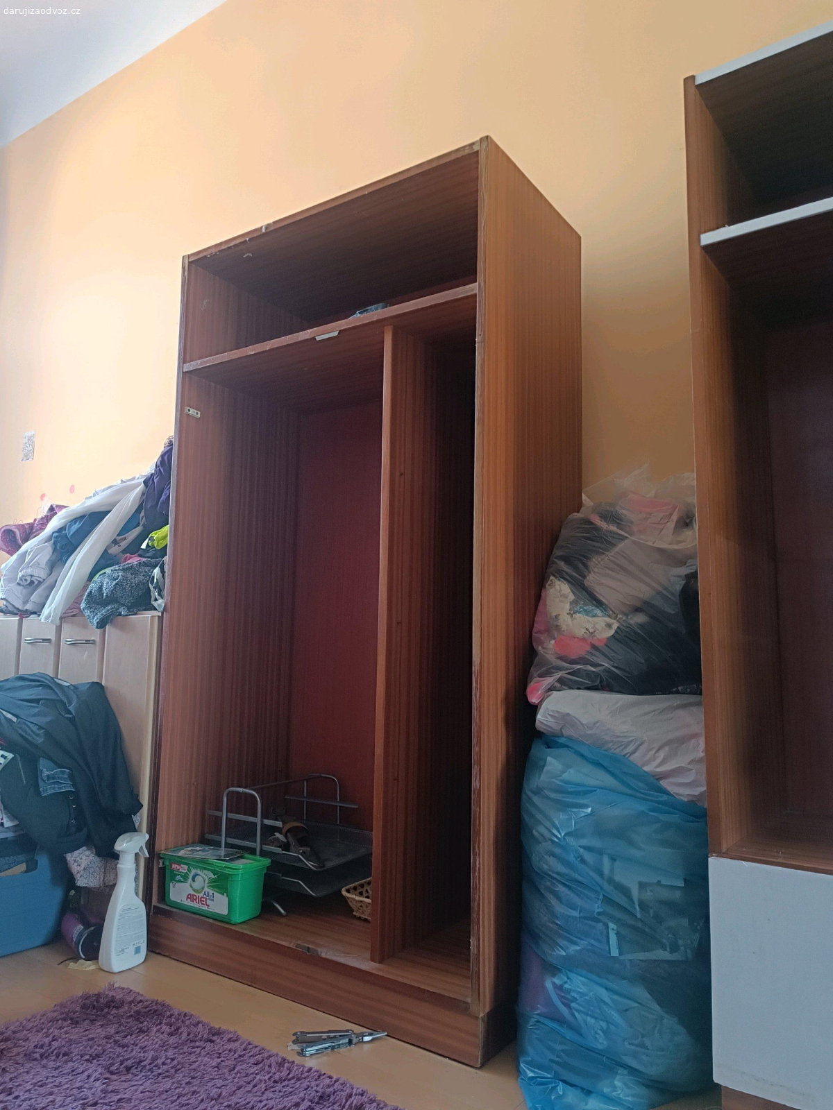 DARUJI 2 STARŠÍ SKŘÍNĚ. 1.) skříň má 3 policové fochy a dole další foch na dvířka (na petličku)
2.) skříň má horní foch a pod ním výsuvný pojezd na ramínka a vedle malé 4 fochy tato má i zamykací dveře.
SKŘÍNĚ na foto napůl ROZLOŽENÉ! budou rovnou k odvozu! POUZE SMS! ODVOZ DNES!