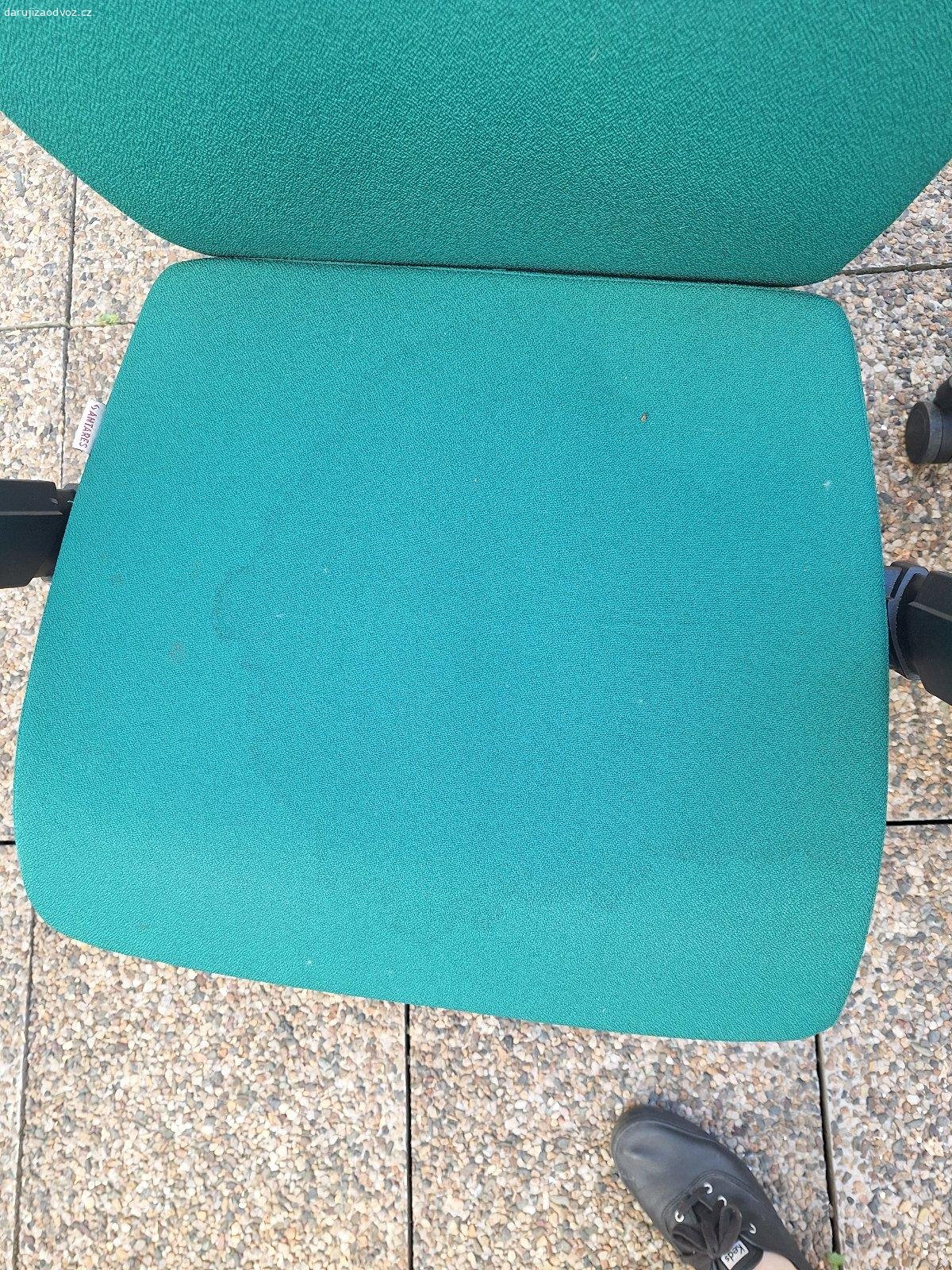 Daruji 1ks kancelářské židle. Za odvoz na adrese Soukenická 13 do 8. 5., zelená kancelářské židle, flek na polstrování, š. I s opěradly 68 cm, h. sedadla 43. Cm, v 95. Cm,