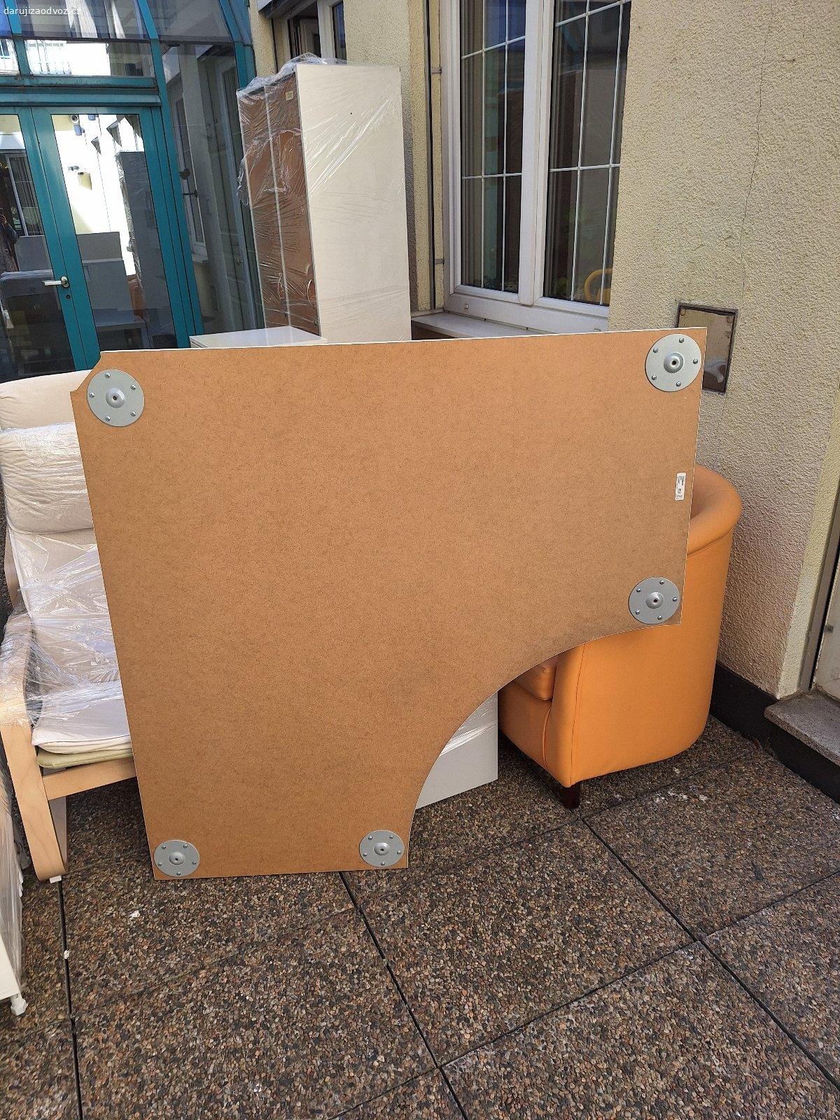 Daruji rohový stůl ikea. Rohovy bily stul ikea, maji bile sroubovaci nohy, funkcni, 120 x 120 cm deska, cca 75 cm vyska, lze odvezt i jen 1 ks, k vyzvednutí na adrese Soukenická 13 do 8. 5.