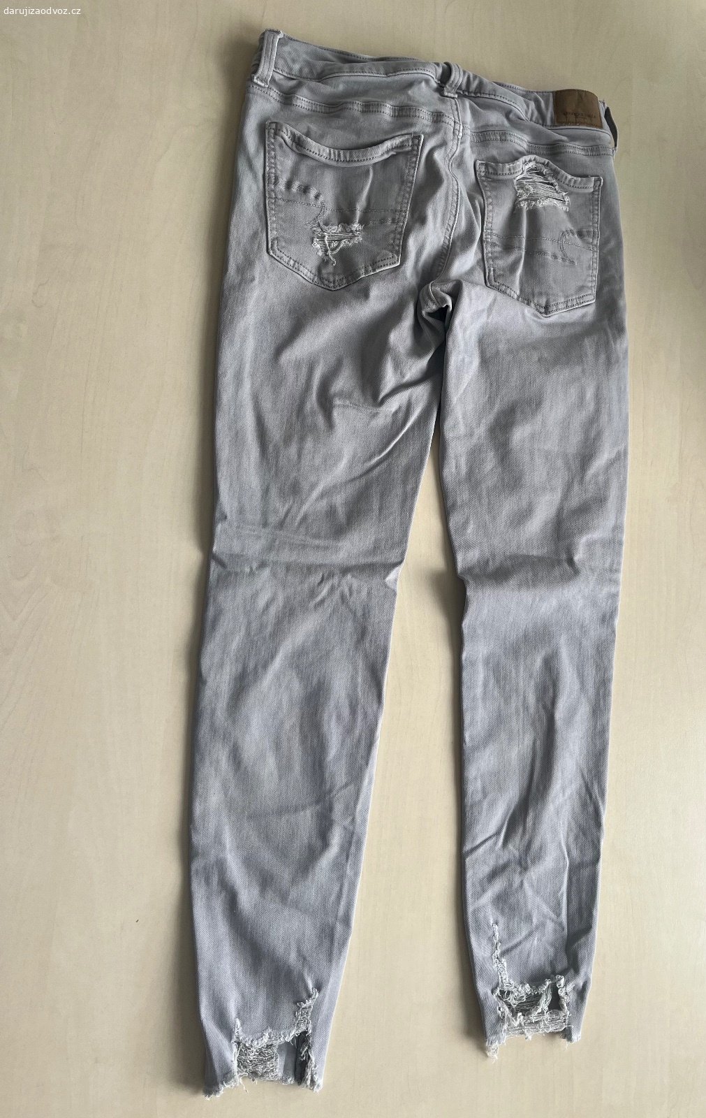 Daruji 2x džíny vel S/M. černé širší nohavice z HM, šedé strečové slim Americane Eagle